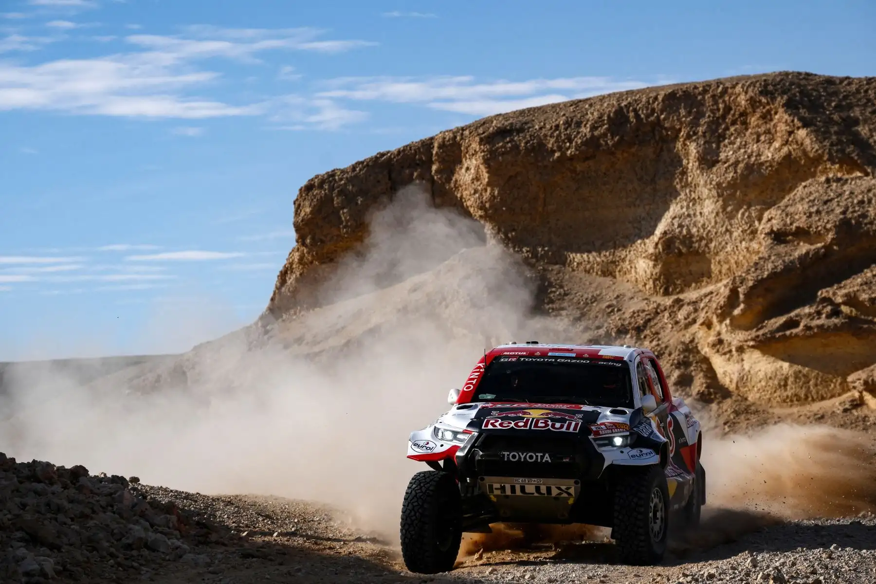 El piloto de Toyota Nasser Al-Attiyah de Qatar y su copiloto Mathieu Baumel de Francia compiten durante la Etapa 6 del Dakar 2021 cerca de la capital de Arabia Saudita, Riad. Foto: AFP