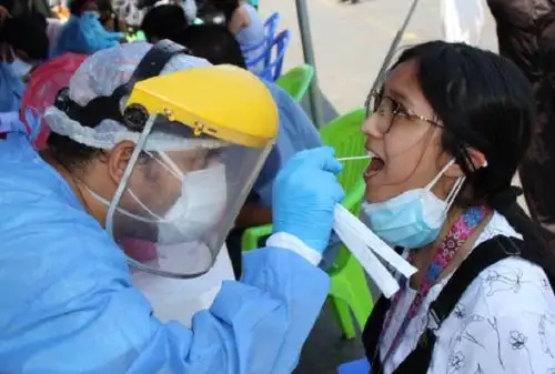 La Gerencia de Salud de La Libertad inició la toma masiva de pruebas moleculares para detectar presencia de contagiados, aislarlos y evitar que se siga propagando el virus, ello como parte de las acciones para frenar el avance coronavirus en la región, luego que el Ministerio de Salud confirmara la llegada de la tercera ola al Perú.