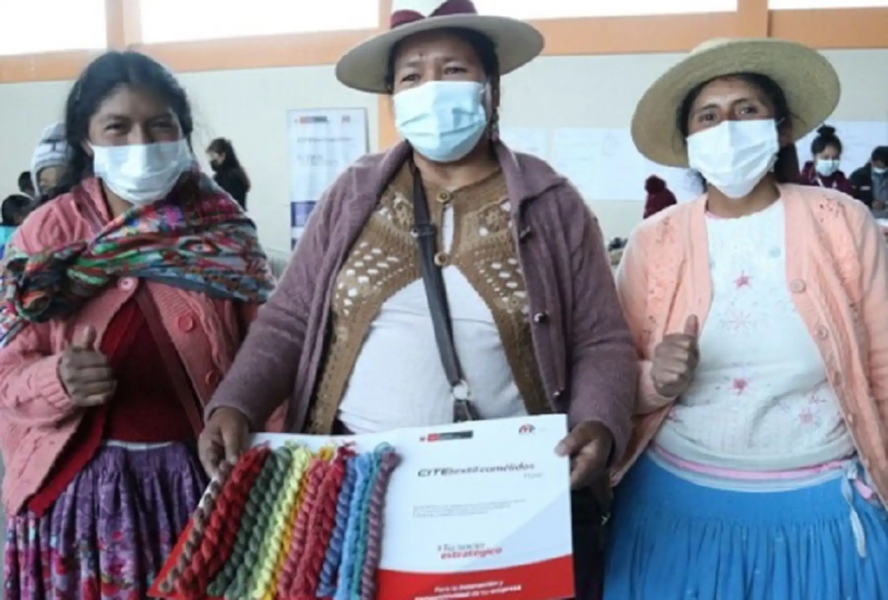 El Instituto Tecnológico de la Producción, mediante el CITE Textil Camélidos Puno, fortaleció las capacidades técnicas en teñido de fibra de alpaca con tintes naturales a representantes de diversas organizaciones artesanales textiles de esa región.