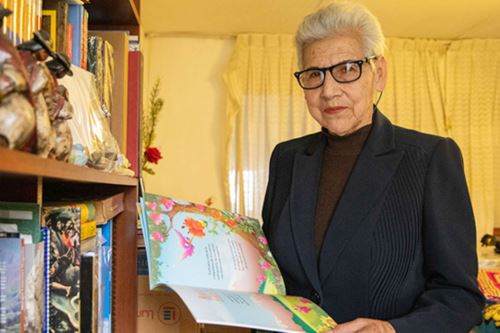 Violeta Ardiles Poma no se riinde y des hace más de cuatro décadas sigue enseñando a los niños y niñas a leer .  ANDINA/ Andina