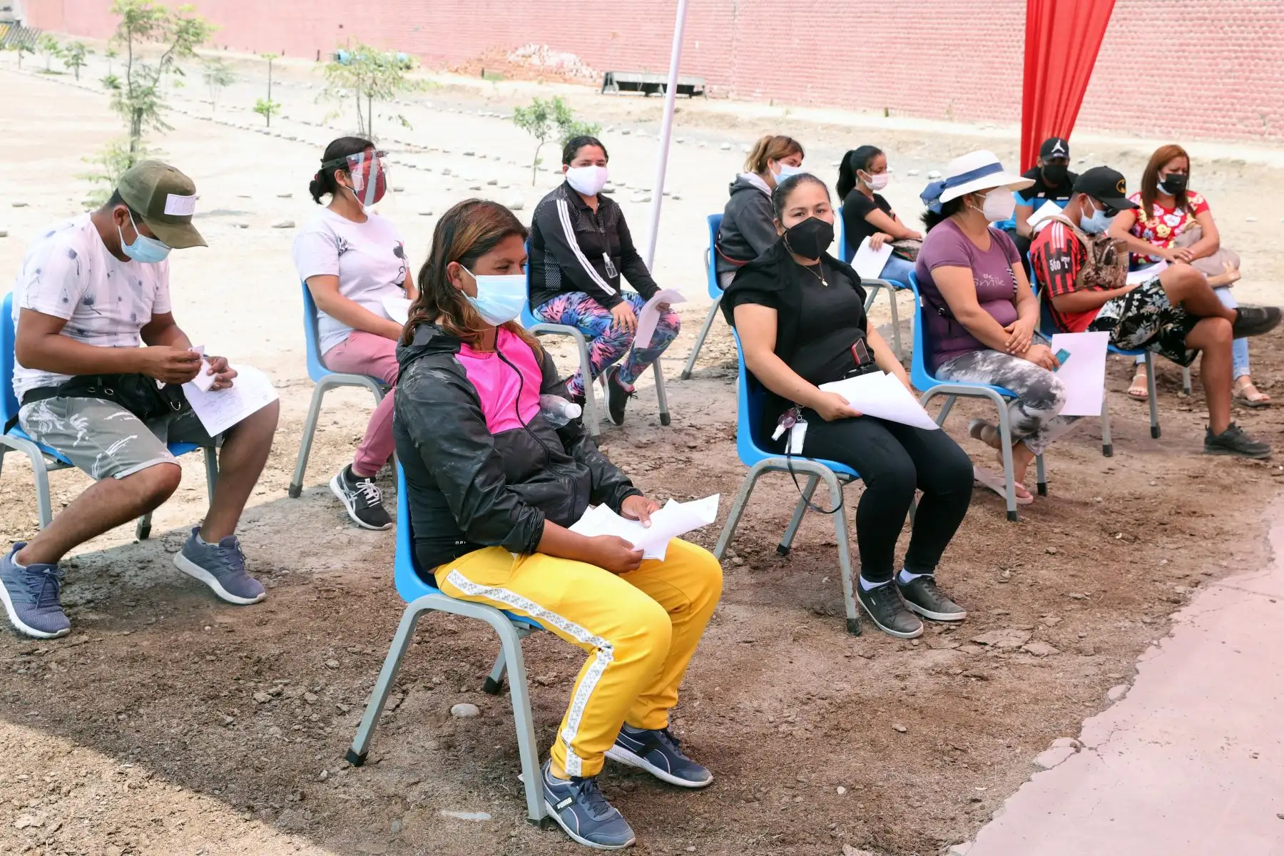 Vacunación y pruebas de descarte contra el Covid-19 en Cuartel Barbones  el Agustino. Foto: ANDINA/ Vidal Tarqui
