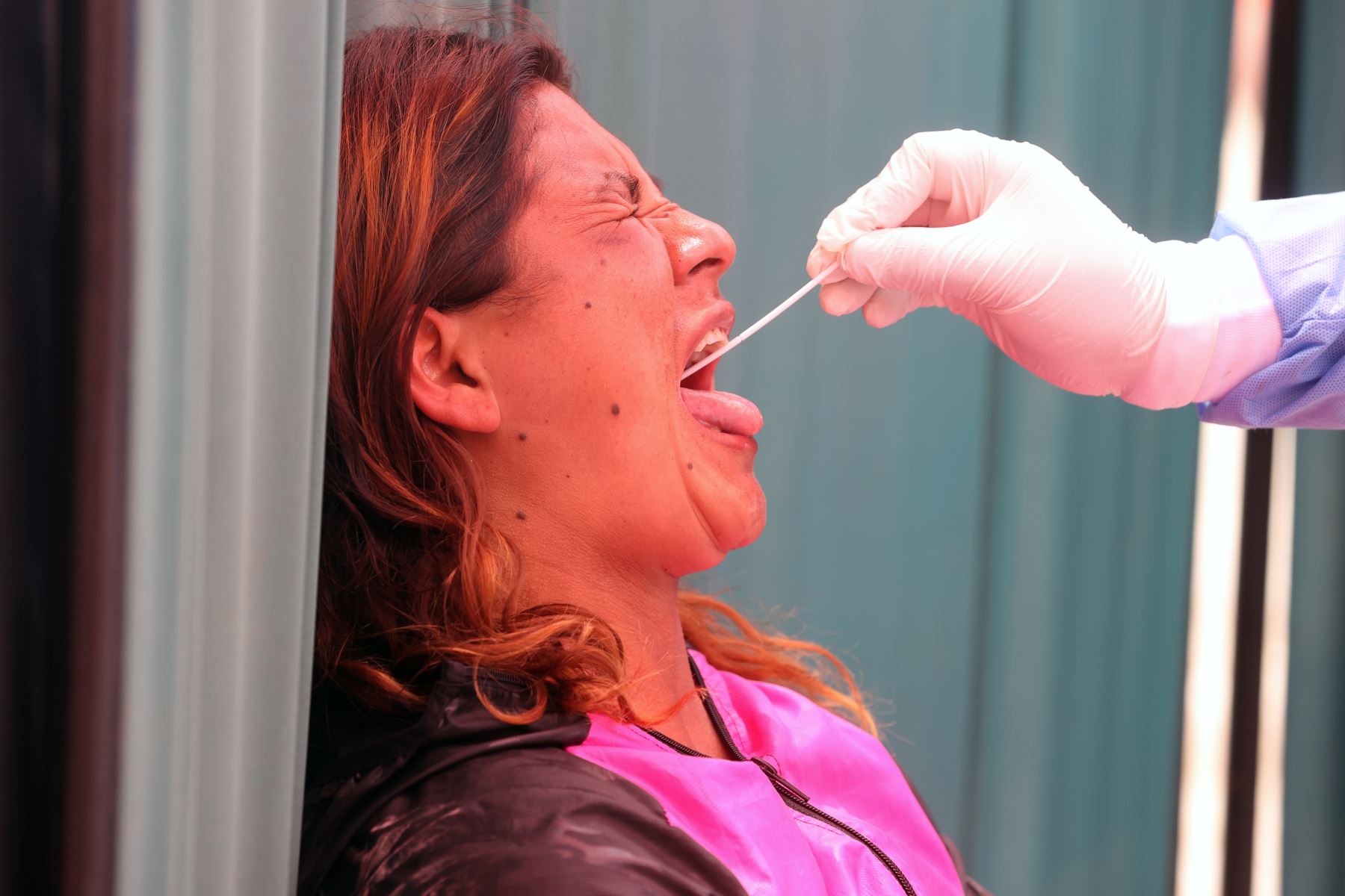 Los casos de contagio con la variante ómicron aumentaron a 332 a nivel nacional, con la detección de 23 contagios nuevos, uno de los cuales se identificó en la región Moquegua, reveló hoy el ministro de Salud, Hernando Cevallos Flores. ANDINA/Vidal Tarqui