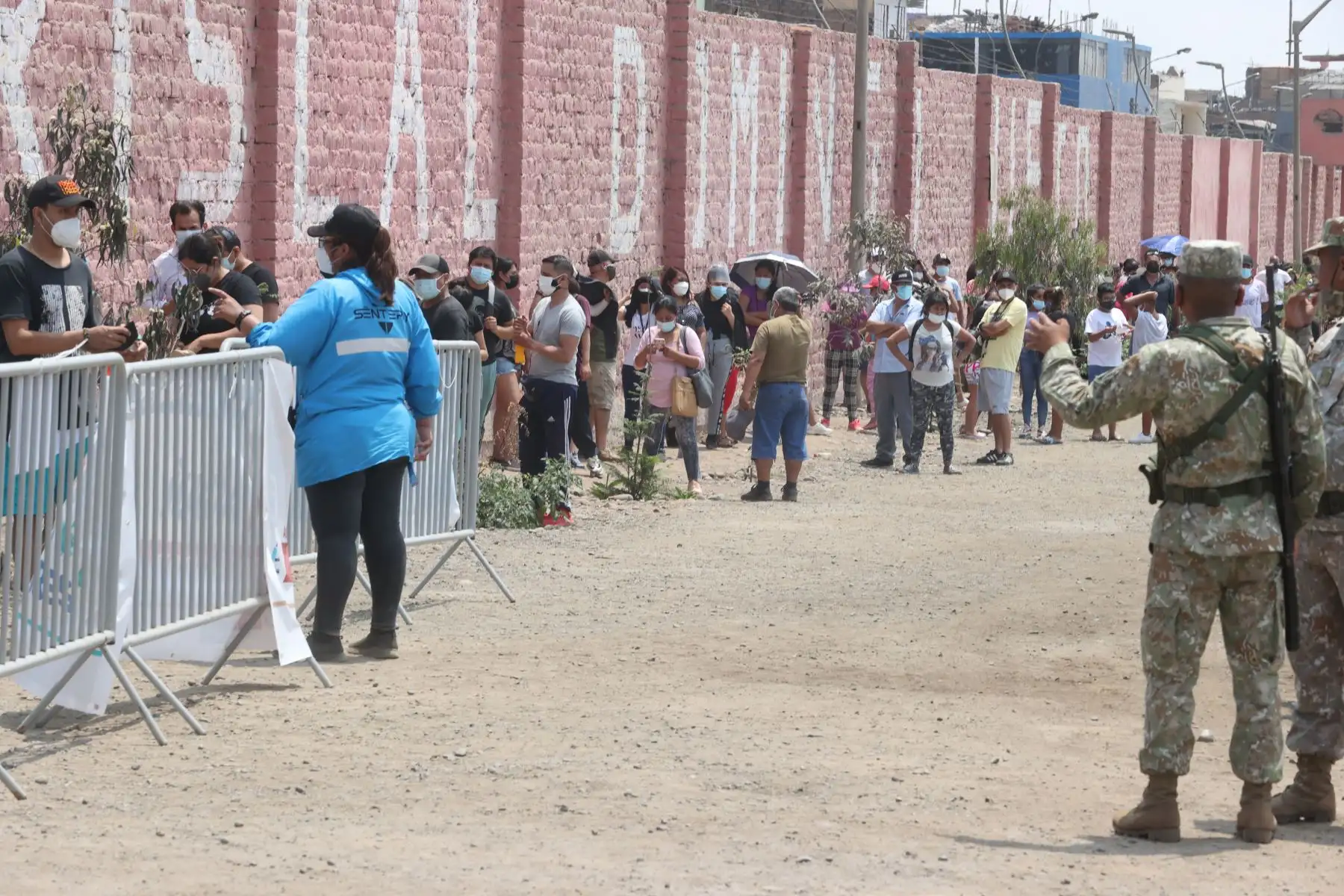 Vacunación y pruebas de descarte contra el Covid-19 en Cuartel Barbones  el Agustino. Foto: ANDINA/ Vidal Tarqui