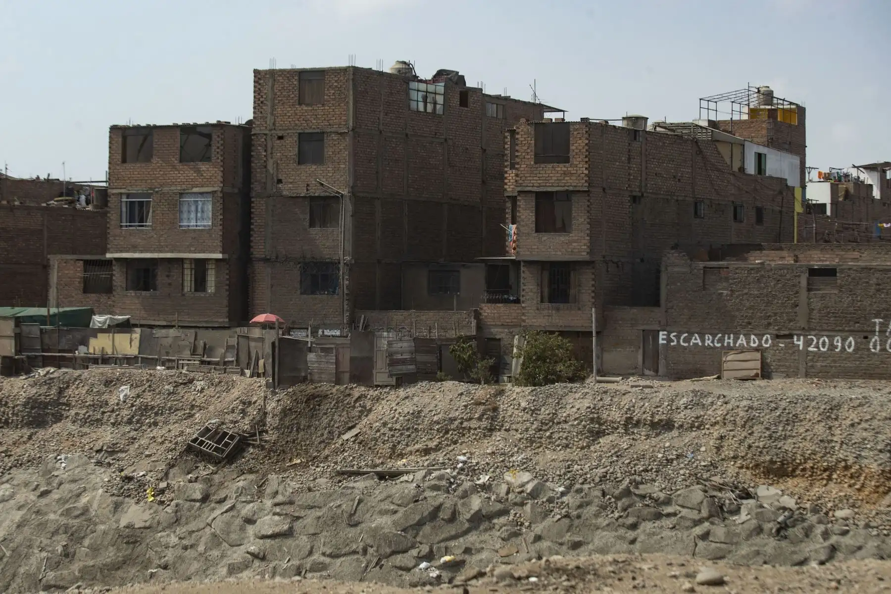 Viviendas en riesgo de colapso por estar ubicadas en la ribera Del Río Rímac. Las construcciones en Lima tienen mayor o menor vulnerabilidad ante los sismos. Foto: ANDINA/Carla Patiño
