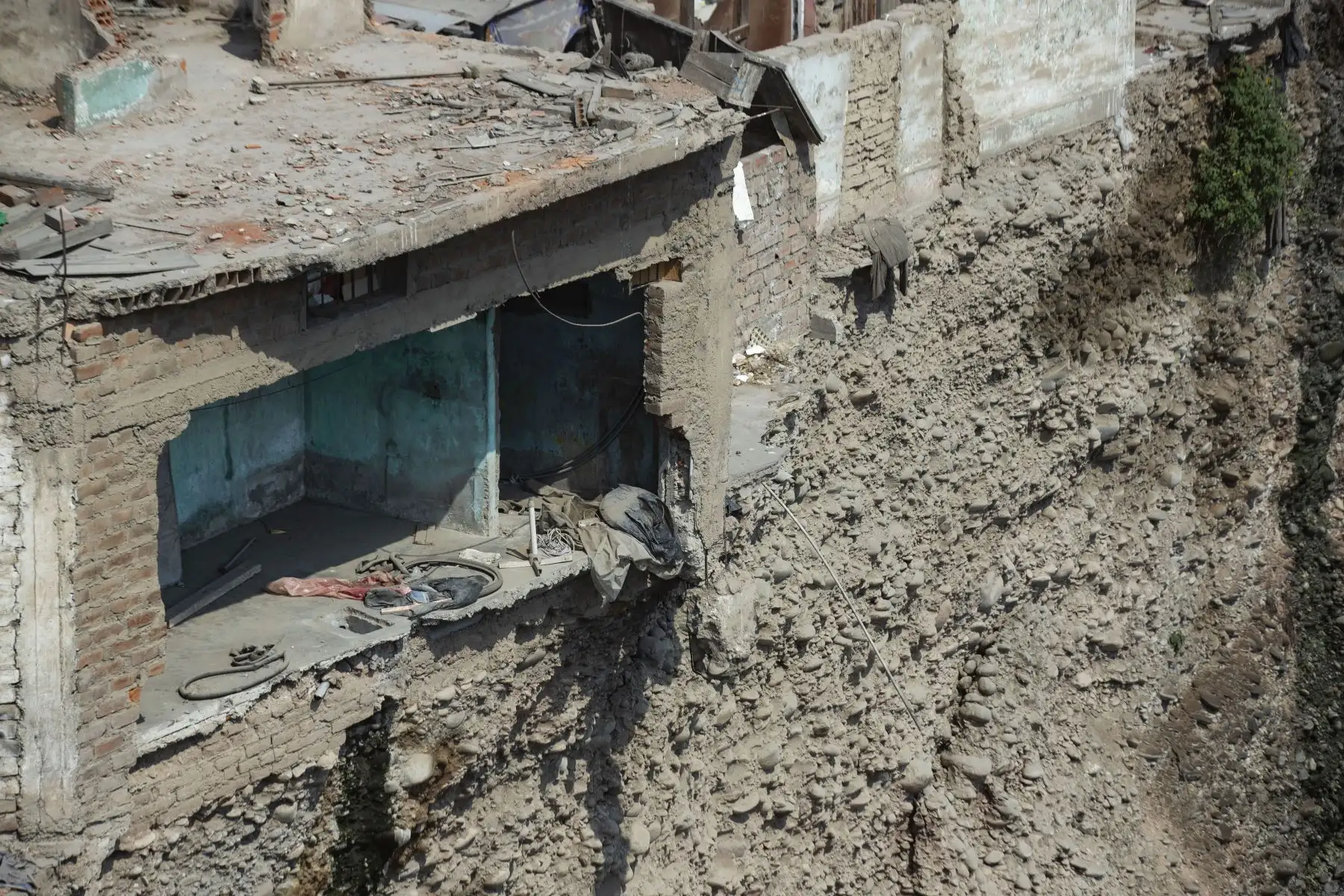 Viviendas en riesgo de colapso por estar ubicadas en la ribera Del Río Rímac. Las construcciones en Lima tienen mayor o menor vulnerabilidad ante los sismos. Foto: ANDINA/Carla Patiño