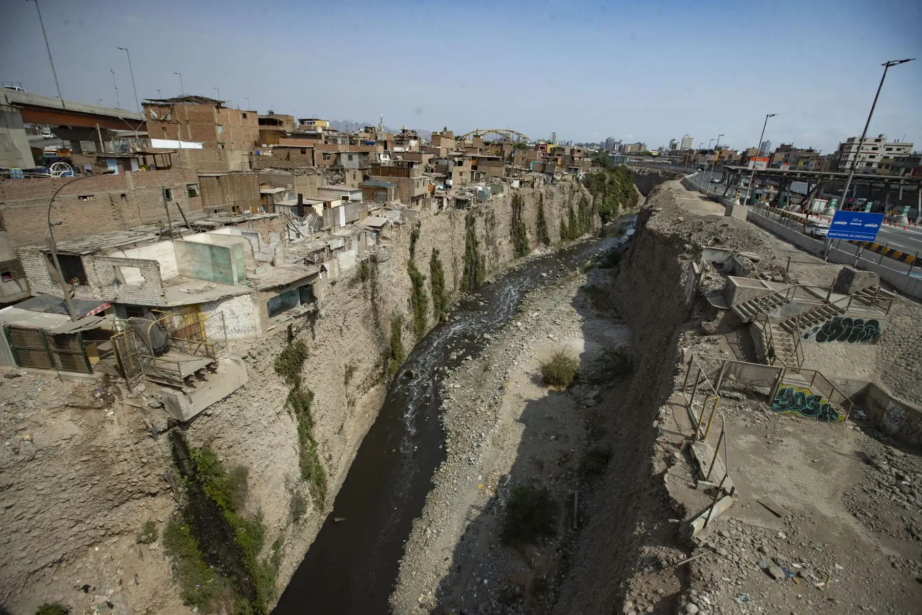 Viviendas en riesgo de colapso por estar ubicadas en la ribera Del Río Rímac. Las construcciones en Lima tienen mayor o menor vulnerabilidad ante los sismos. Foto: ANDINA/Carla Patiño