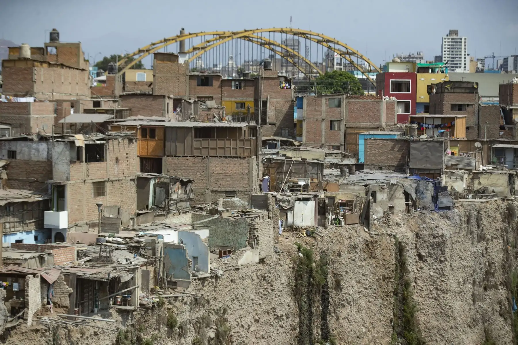 Viviendas en riesgo de colapso por estar ubicadas en la ribera Del Río Rímac. Las construcciones en Lima tienen mayor o menor vulnerabilidad ante los sismos. Foto: ANDINA/Carla Patiño