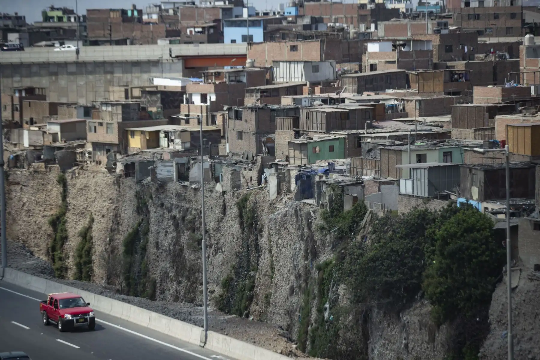 Viviendas en riesgo de colapso por estar ubicadas en la ribera Del Río Rímac. Las construcciones en Lima tienen mayor o menor vulnerabilidad ante los sismos. Foto: ANDINA/Carla Patiño