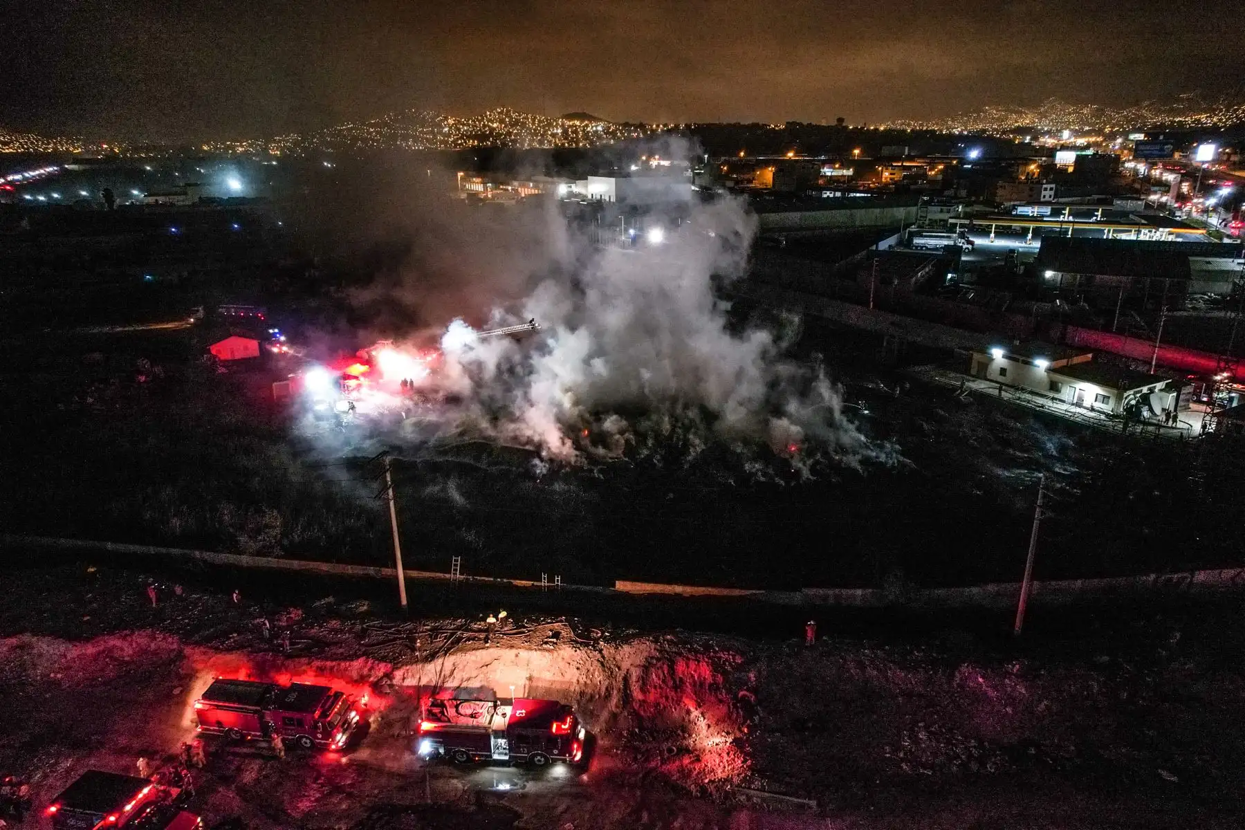 Bomberos trabajan arduamente para sofocar incendio forestal de grandes proporciones en Chorrillos. 
Foto: ANDINA/Renato Pajuelo
