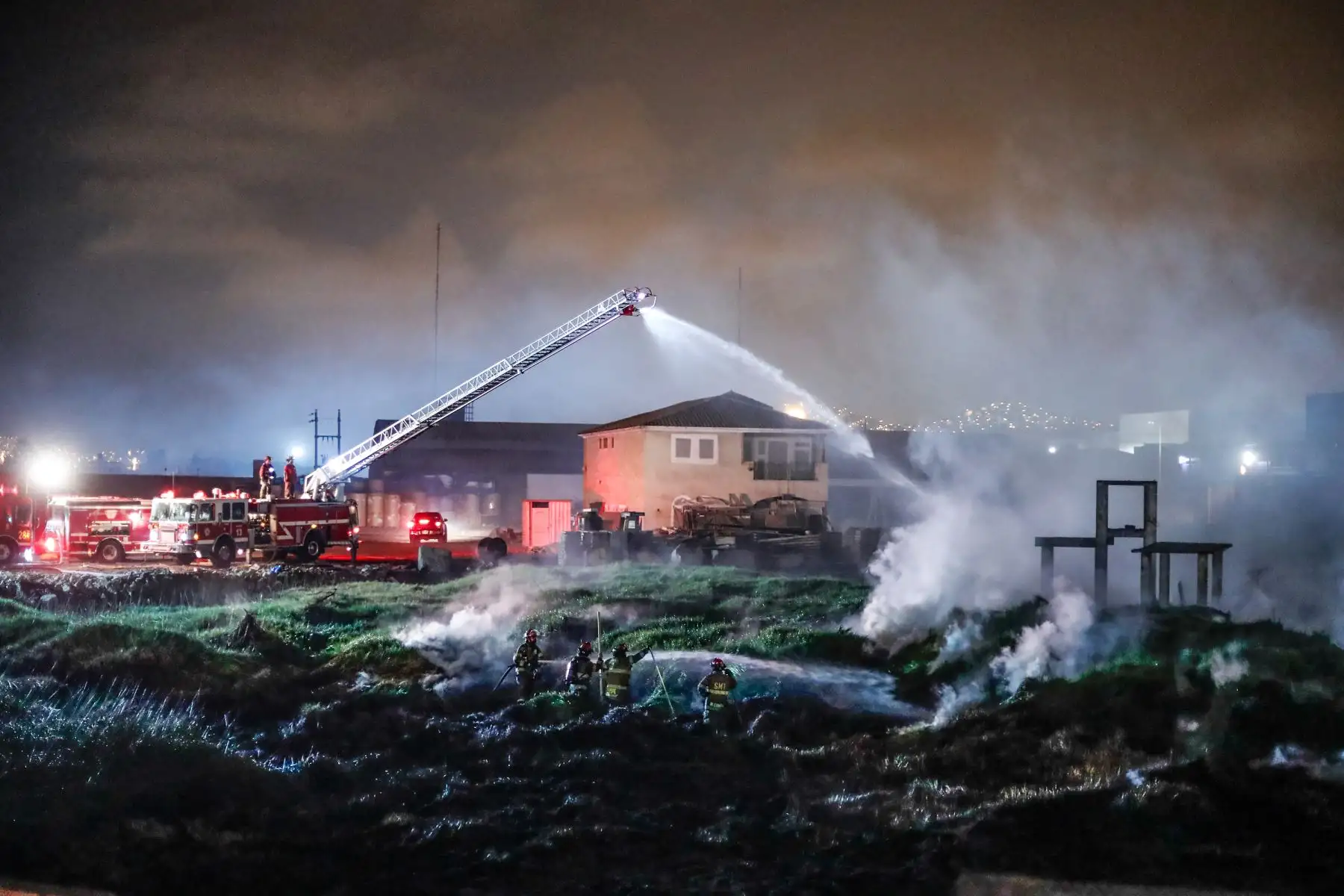 Bomberos trabajan arduamente para sofocar incendio forestal de grandes proporciones en Chorrillos. 
Foto: ANDINA/Renato Pajuelo