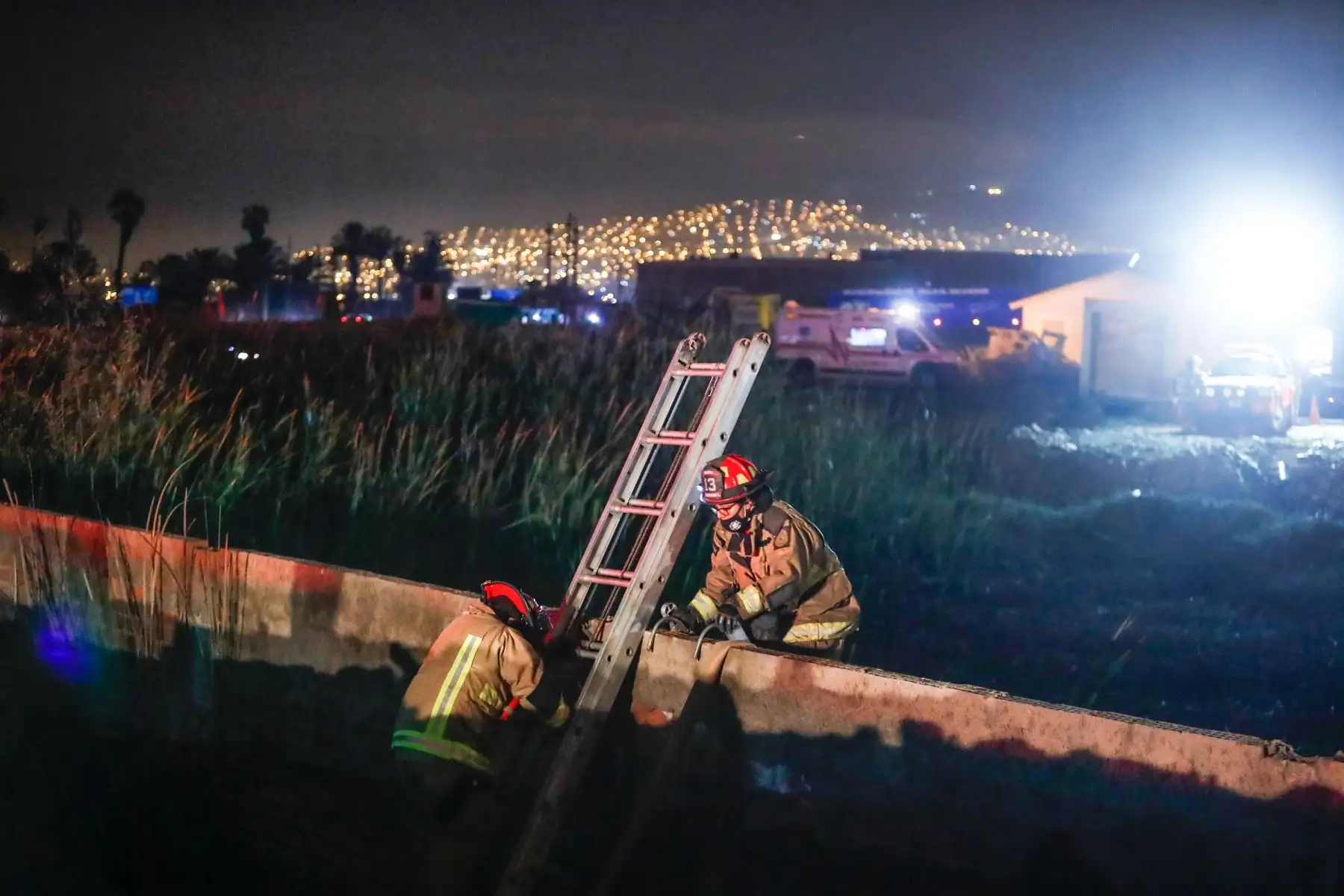 Bomberos trabajan arduamente para sofocar incendio forestal de grandes proporciones en Chorrillos. 
Foto: ANDINA/Renato Pajuelo