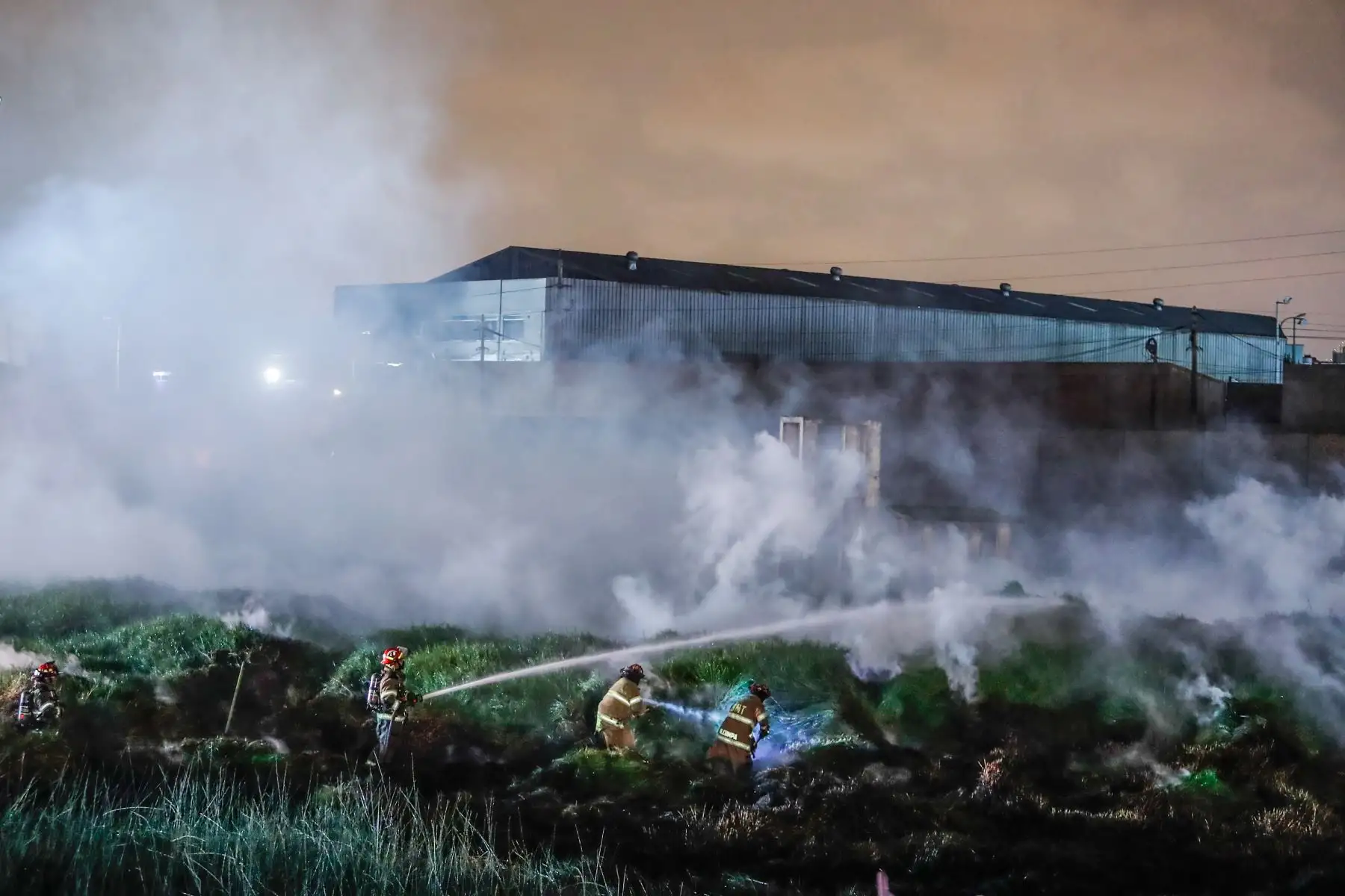 Bomberos trabajan arduamente para sofocar incendio forestal de grandes proporciones en Chorrillos. 
Foto: ANDINA/Renato Pajuelo