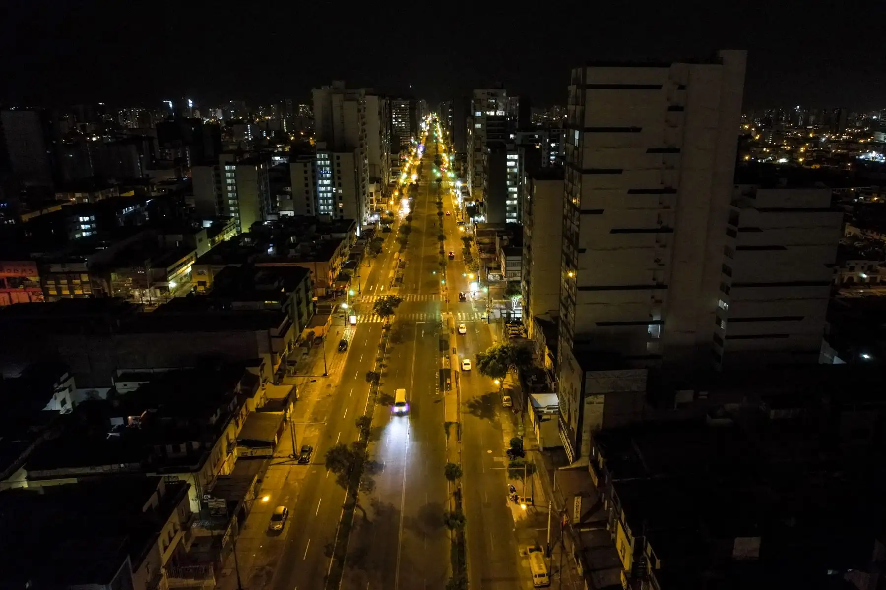 Así lucen algunos puntos de la capital durante el toque de queda que rige desde este viernes de 11:00 p.m. a 4:00 a.m. Foto: ANDINA/Renato Pajuelo