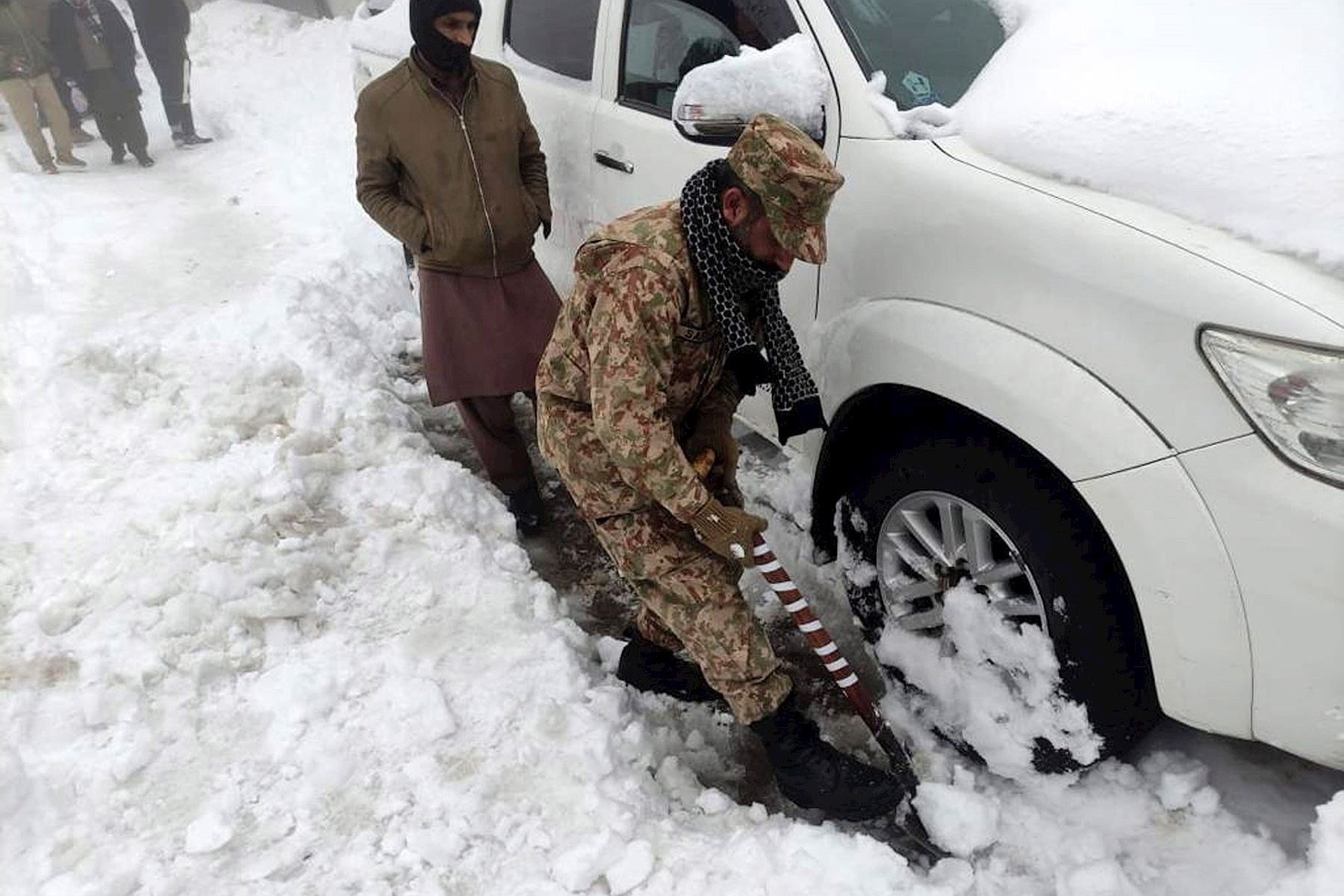 Al menos 21 turistas varados mueren en sus vehículos por nevada en Pakistán