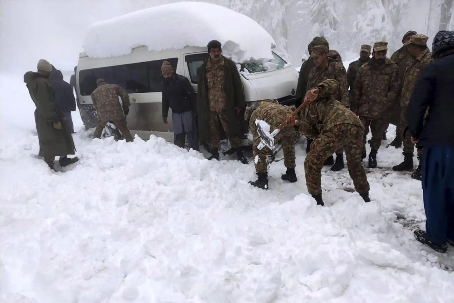 Soldados del ejército paquistaní participan en las labores de rescate después que más de 20 turistas murieran por las de fuertes nevadas, en Murree, Pakistán. Foto: EFE