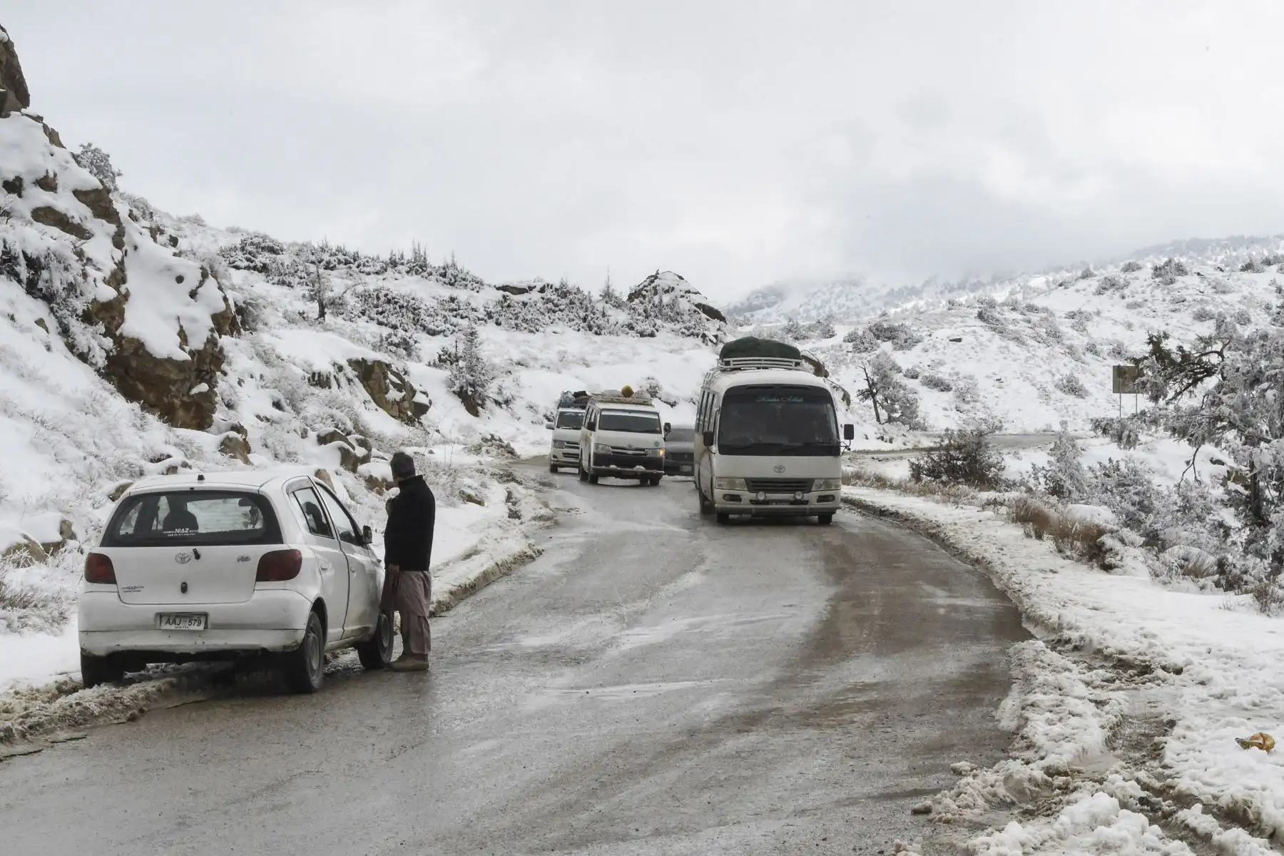 Los vehículos circulan por una zona nevada en Ziarat, a unos 70 kilómetros de Quetta, en la provincia de Baluchistán, Pakistan. Foto: AFP