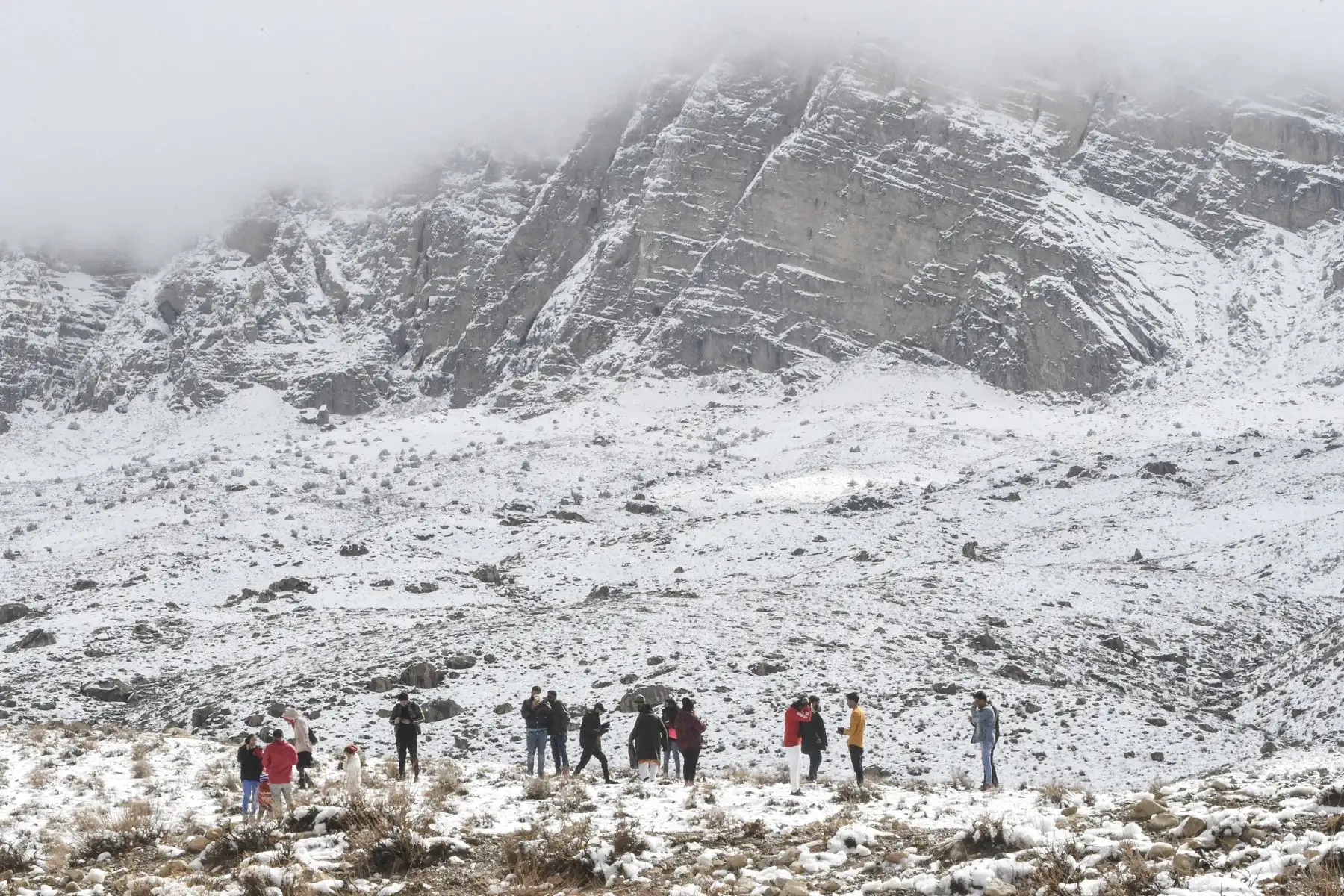 Los turistas locales visitan la zona nevada de Ziarat, a unos 70 kilómetros de Quetta, en la provincia de Baluchistán, Pakistan. Foto: AFP