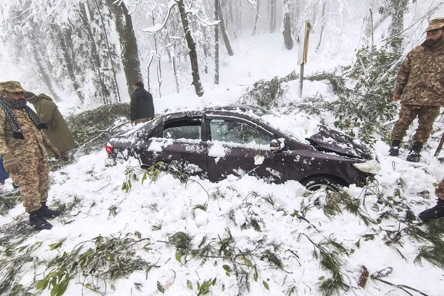Soldados del ejército paquistaní participan en las labores de rescate después de que 16 turistas murieran en medio de fuertes nevadas, en Murree, Pakistán. Foto: AFP