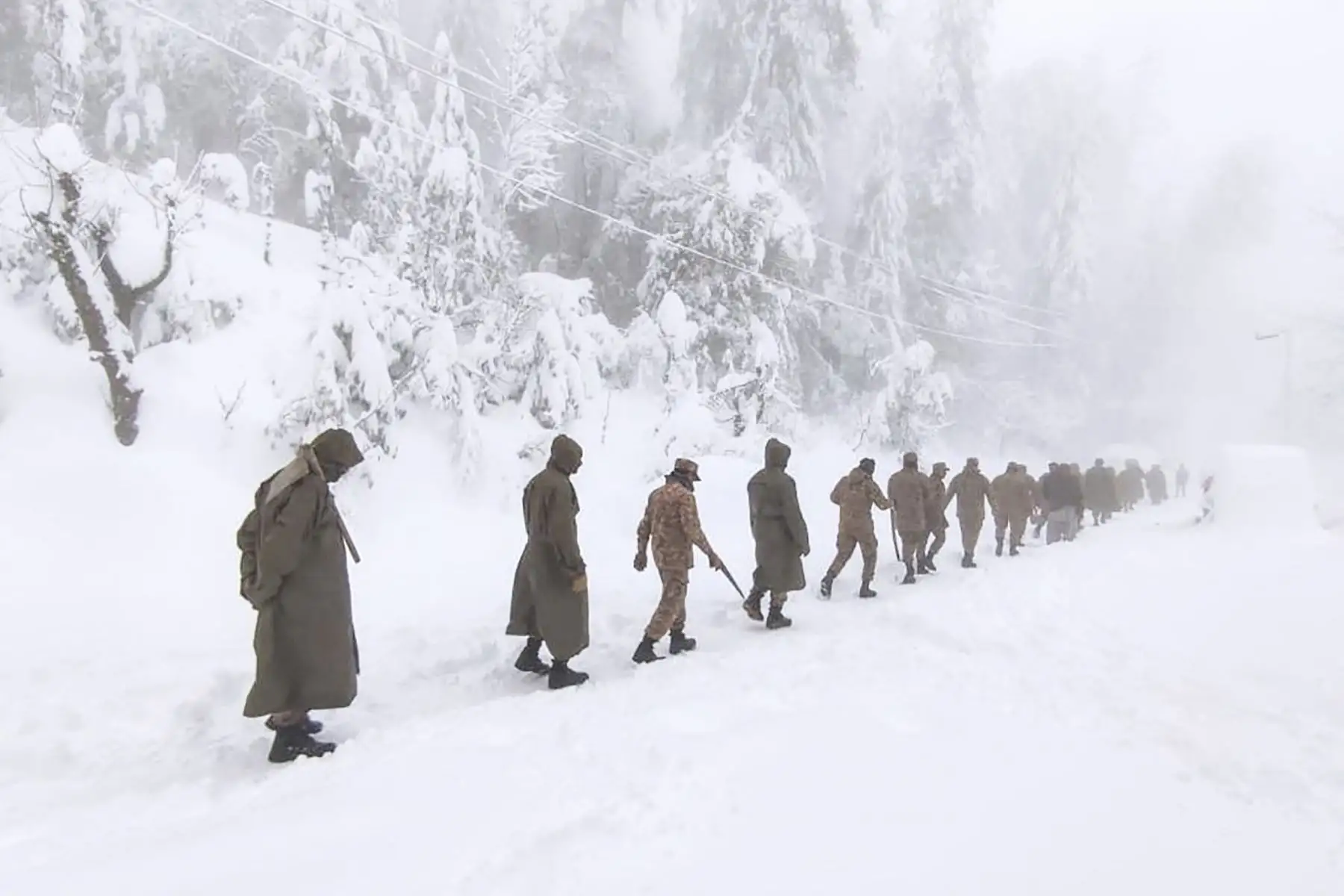 Soldados del ejército paquistaní participan en las labores de rescate después de que 16 turistas murieran en medio de fuertes nevadas, en Murree, Pakistán. Foto: AFP