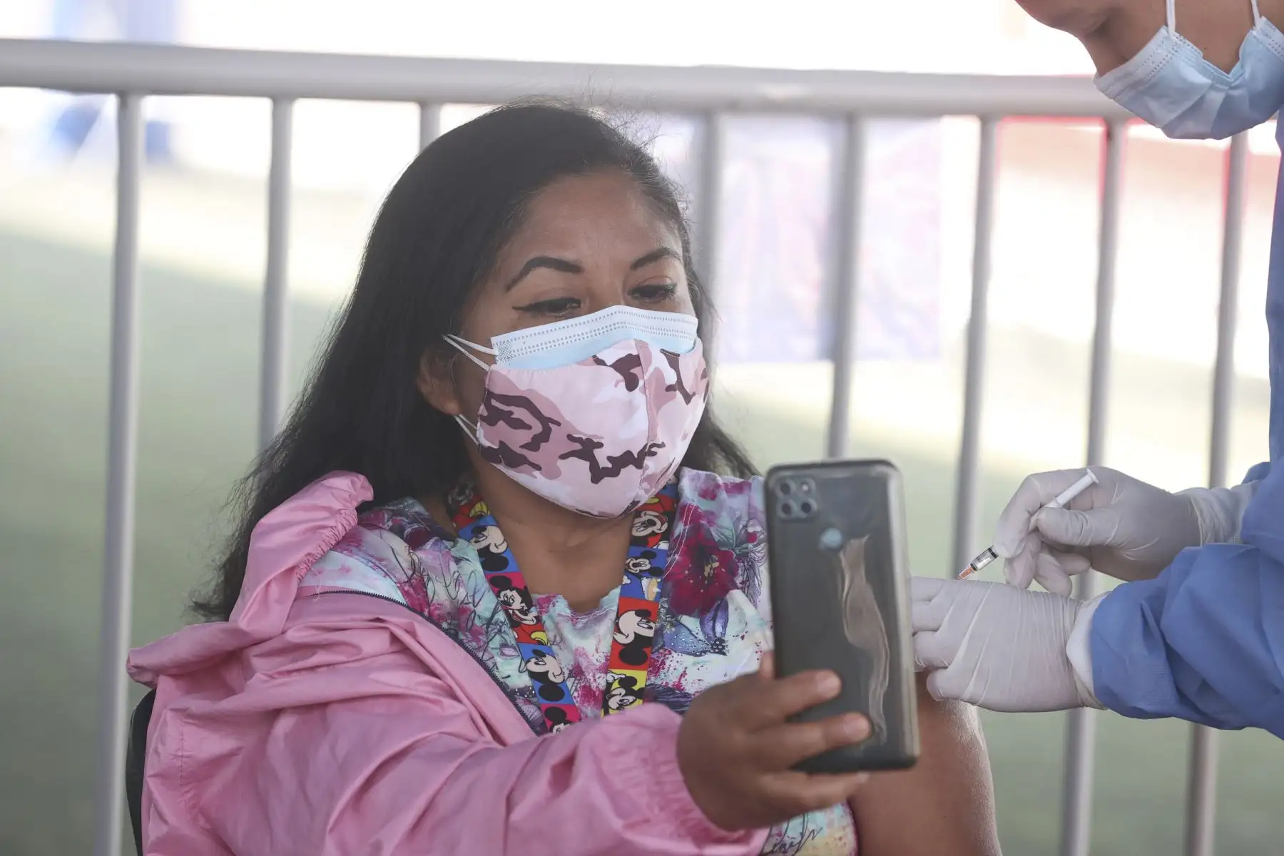Continúa vacunación contra el covid-19 en el Complejo Deportivo Fernando Terán, en Chorrillos. Foto: ANDINA/Vidal Tarqui