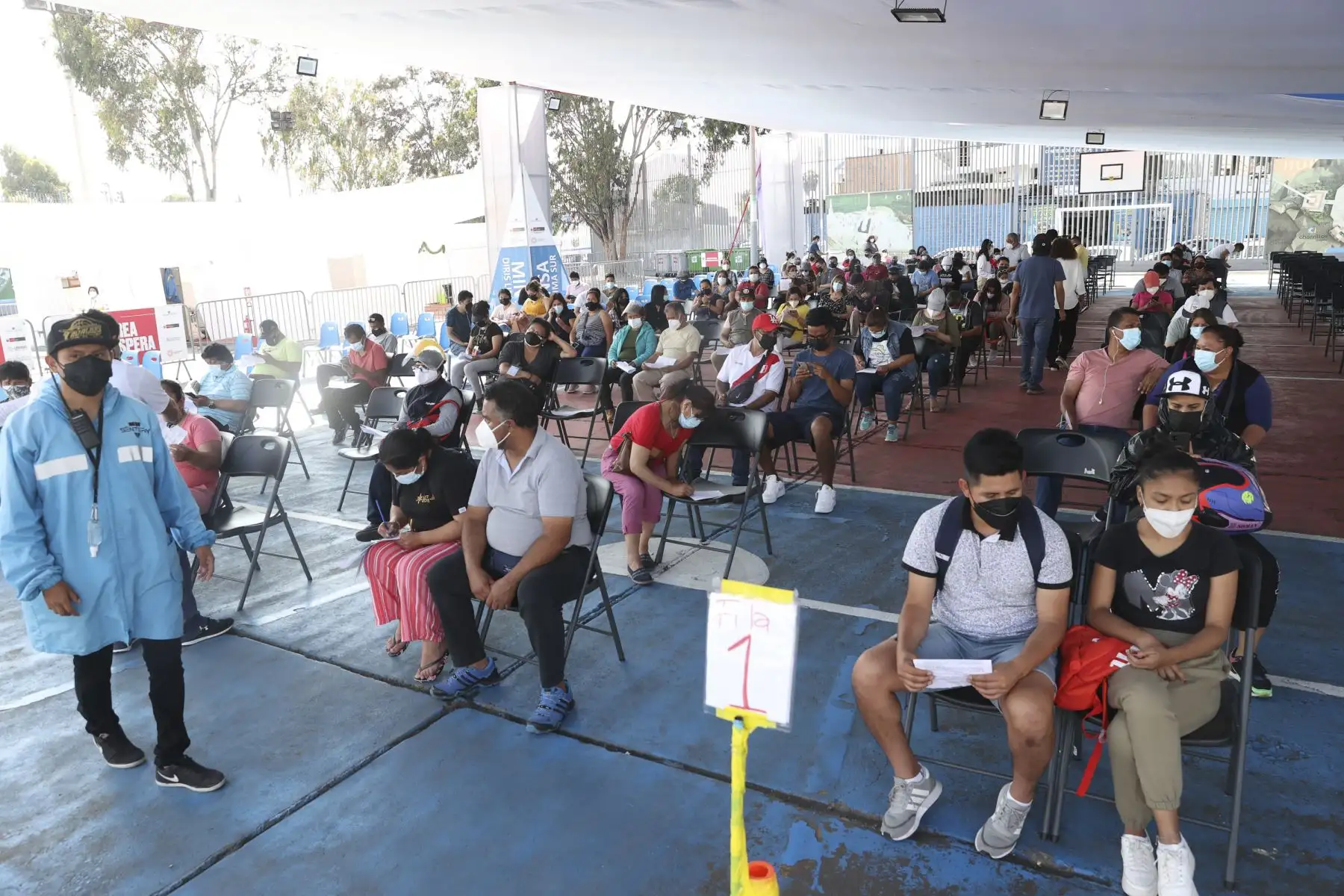 Continúa vacunación contra el covid-19 en el Complejo Deportivo Fernando Terán, en Chorrillos. Foto: ANDINA/Vidal Tarqui