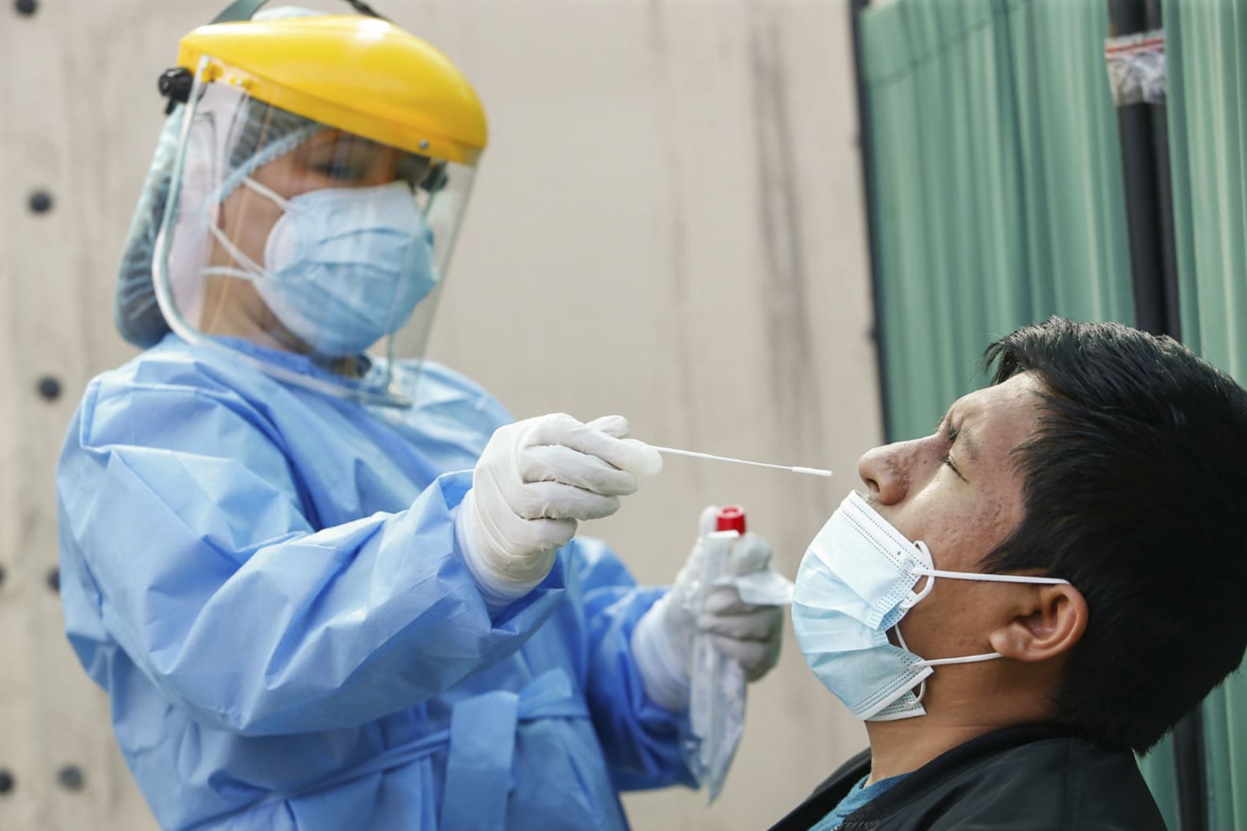 Debido al aumento de casos de contagio por la variante ómicron, el Ministerio de Salud habilitó puntos de toma de pruebas gratuitos. Foto: ANDINA/Difusión