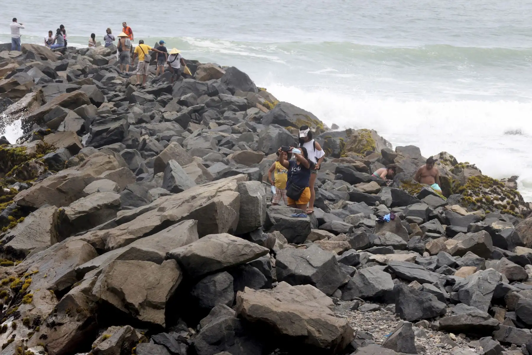 Familias llegan a las playas de San Miguel en la Costa Verde. Foto: ANDINA/Vidal Tarqui