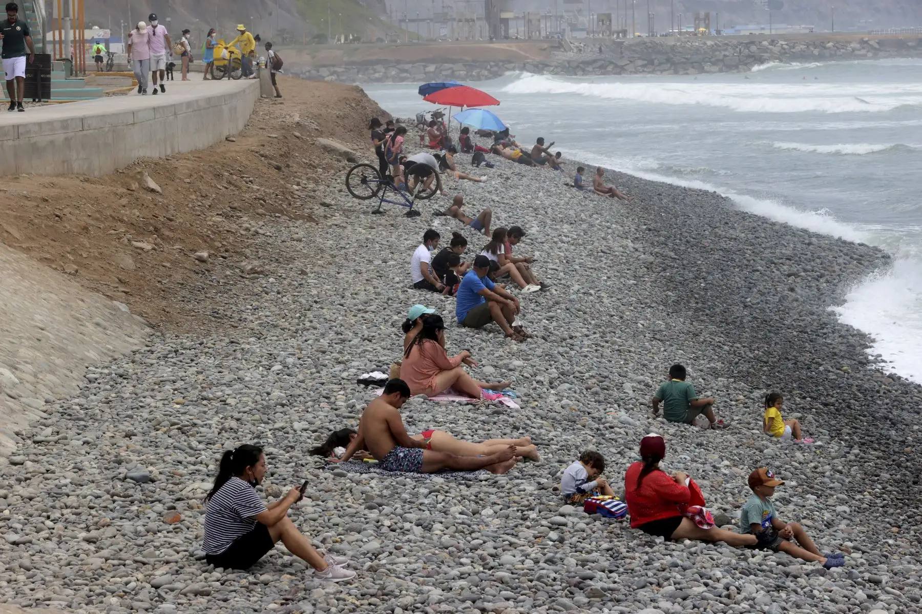 Familias llegan a las playas de San Miguel en la Costa Verde. Foto: ANDINA/Vidal Tarqui