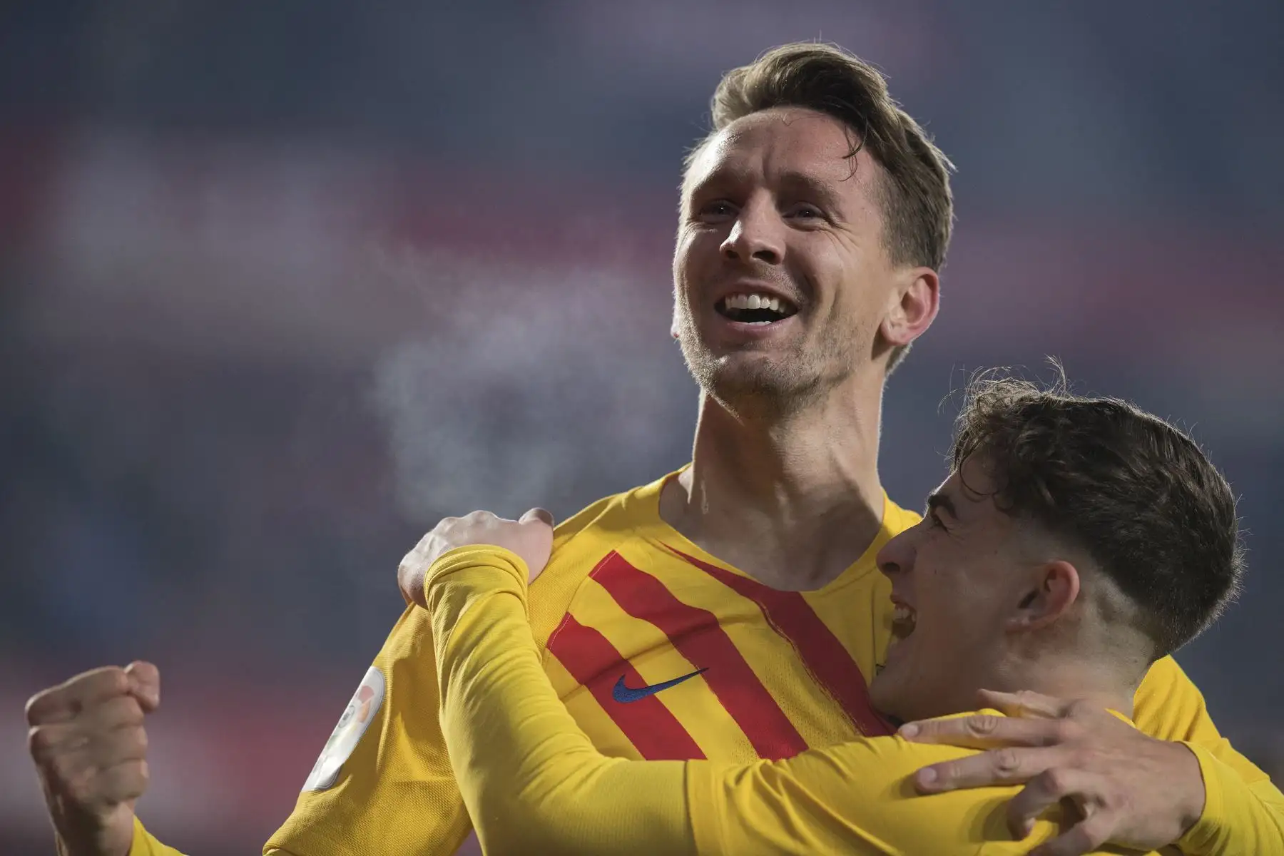 El delantero holandés del Barcelona Luuk de Jong  celebra con su compañero Gavi después de marcar el gol ante el Granda por LaLiga. Foto: AFP