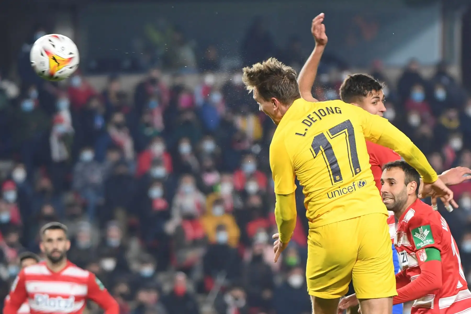 El delantero neerlandés del Barcelona, Luuk de Jong, cabecea el balón ante los defensores del Granada para conseguir el primer gol del equipo. Foto: EFE