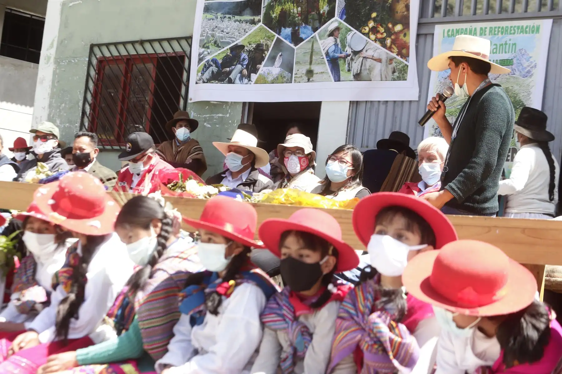 La ministra de Cultura, Gisela Ortiz, participó de la faena de plantación de quenuales para la siembra de agua en el territorio de la Comunidad Campesina de Aquia, ubicada en la provincia de Bolognesi, región Áncash. Foto: Mincul