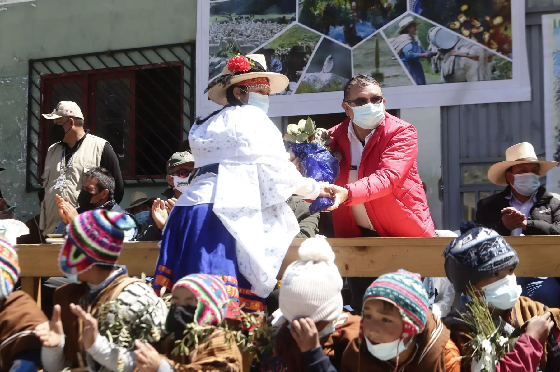 La ministra de Cultura, Gisela Ortiz, participó de la faena de plantación de quenuales para la siembra de agua en el territorio de la Comunidad Campesina de Aquia, ubicada en la provincia de Bolognesi, región Áncash. Foto: Mincul
