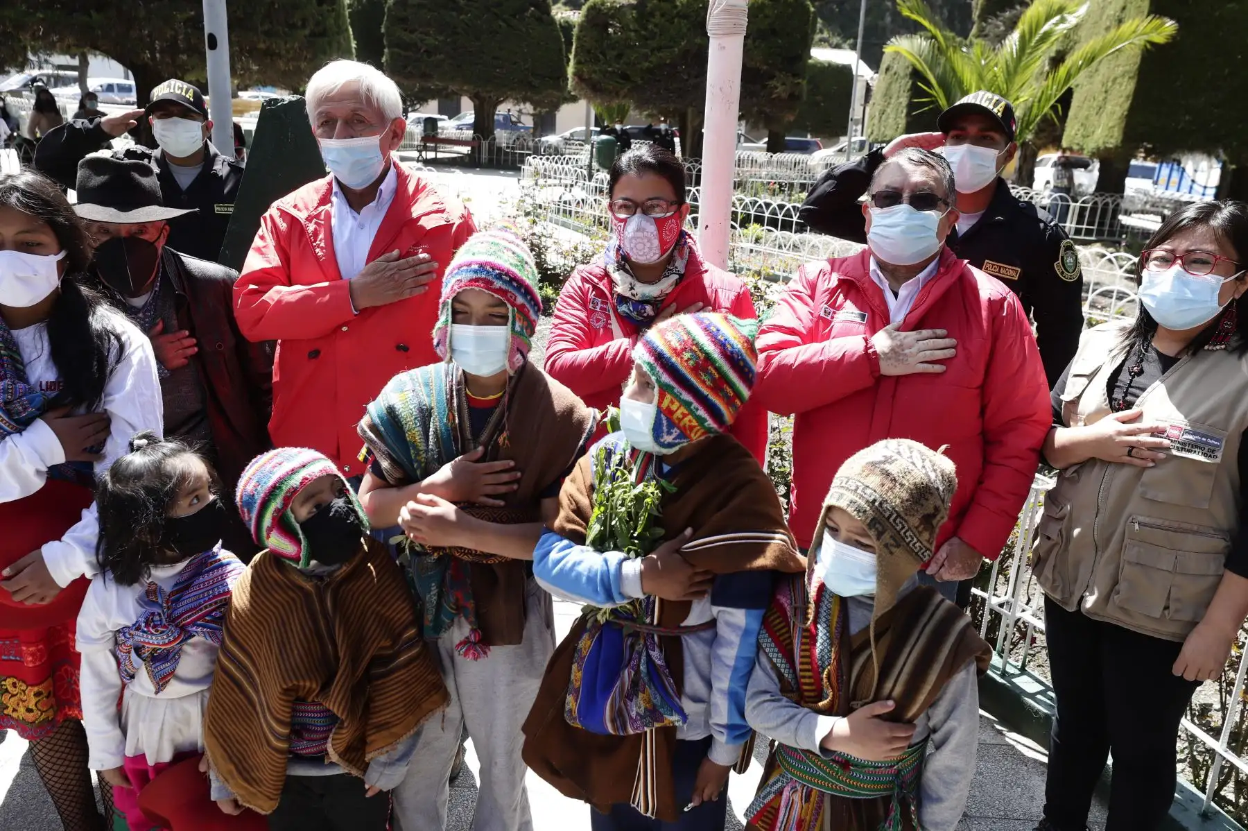 La ministra de Cultura, Gisela Ortiz, participó de la faena de plantación de quenuales para la siembra de agua en el territorio de la Comunidad Campesina de Aquia, ubicada en la provincia de Bolognesi, región Áncash. Foto: Mincul