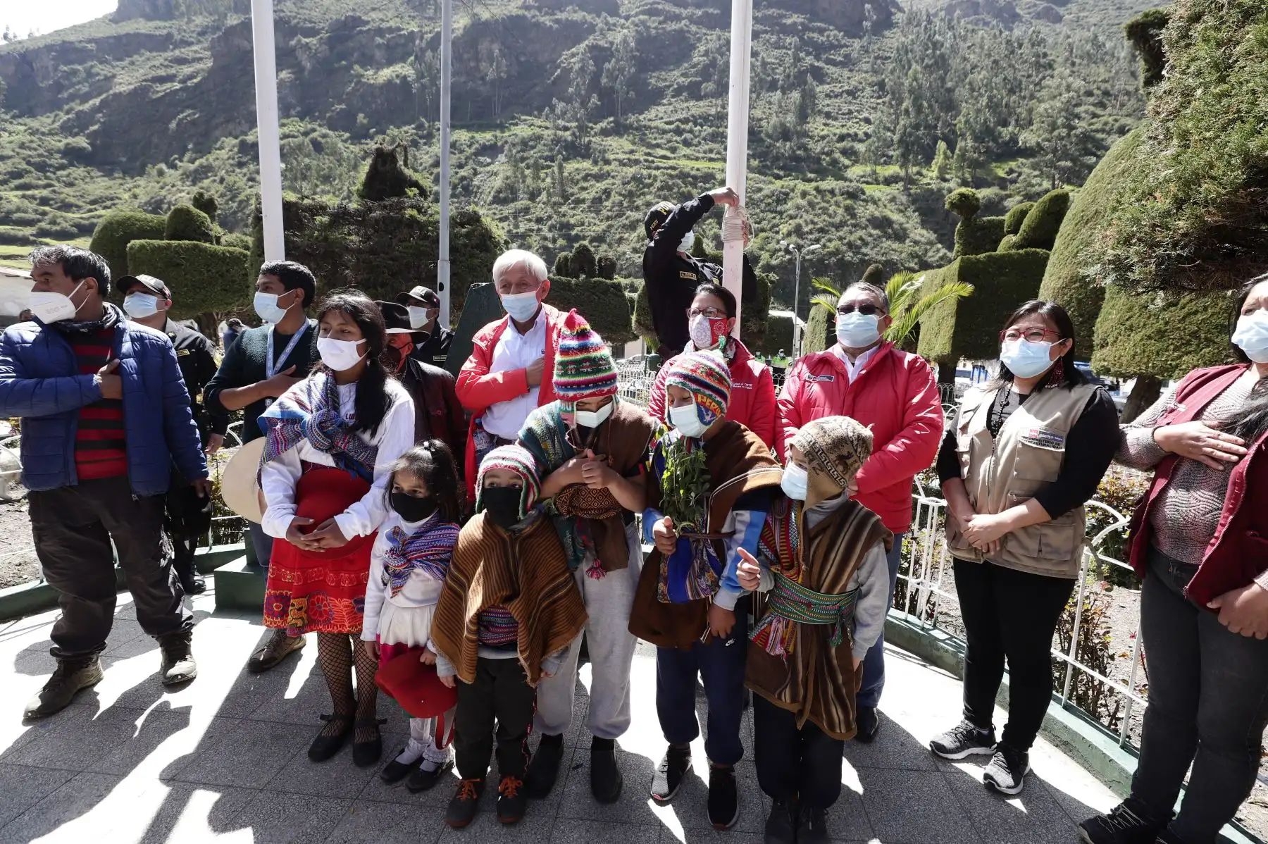 La ministra de Cultura, Gisela Ortiz, participó de la faena de plantación de quenuales para la siembra de agua en el territorio de la Comunidad Campesina de Aquia, ubicada en la provincia de Bolognesi, región Áncash. Foto: Mincul