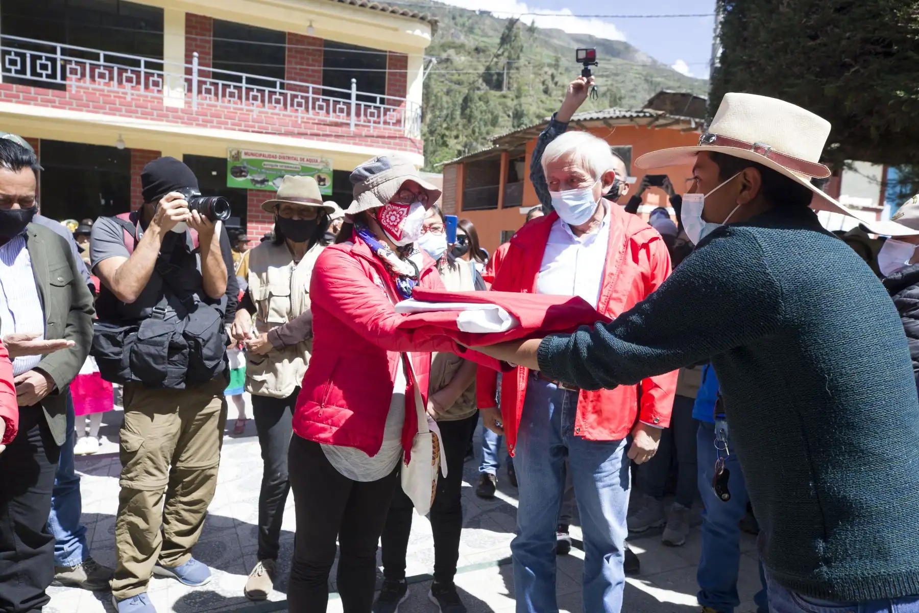 La ministra de Cultura, Gisela Ortiz, participó de la faena de plantación de quenuales para la siembra de agua en el territorio de la Comunidad Campesina de Aquia, ubicada en la provincia de Bolognesi, región Áncash. Foto: Mincul