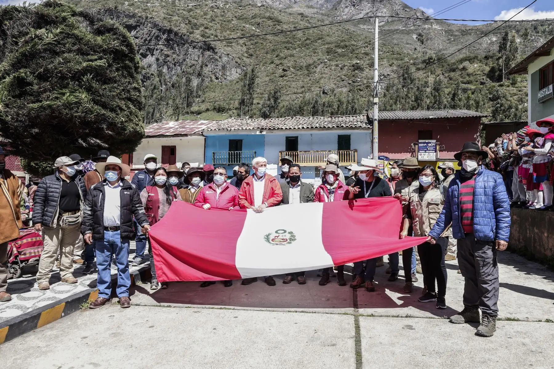 La ministra de Cultura, Gisela Ortiz, participó de la faena de plantación de quenuales para la siembra de agua en el territorio de la Comunidad Campesina de Aquia, ubicada en la provincia de Bolognesi, región Áncash. Foto: Mincul