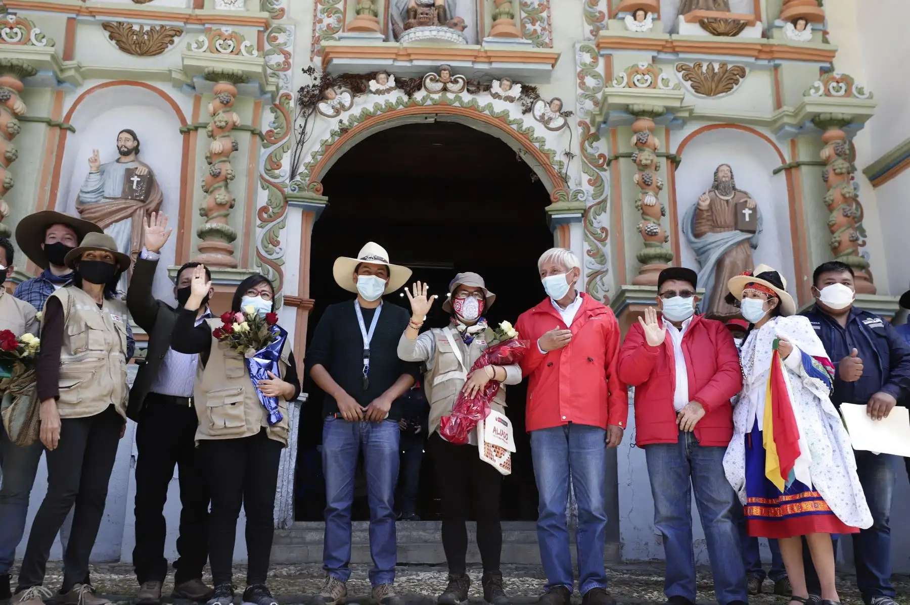 La ministra de Cultura, Gisela Ortiz, participó de la faena de plantación de quenuales para la siembra de agua en el territorio de la Comunidad Campesina de Aquia, ubicada en la provincia de Bolognesi, región Áncash. Foto: Mincul