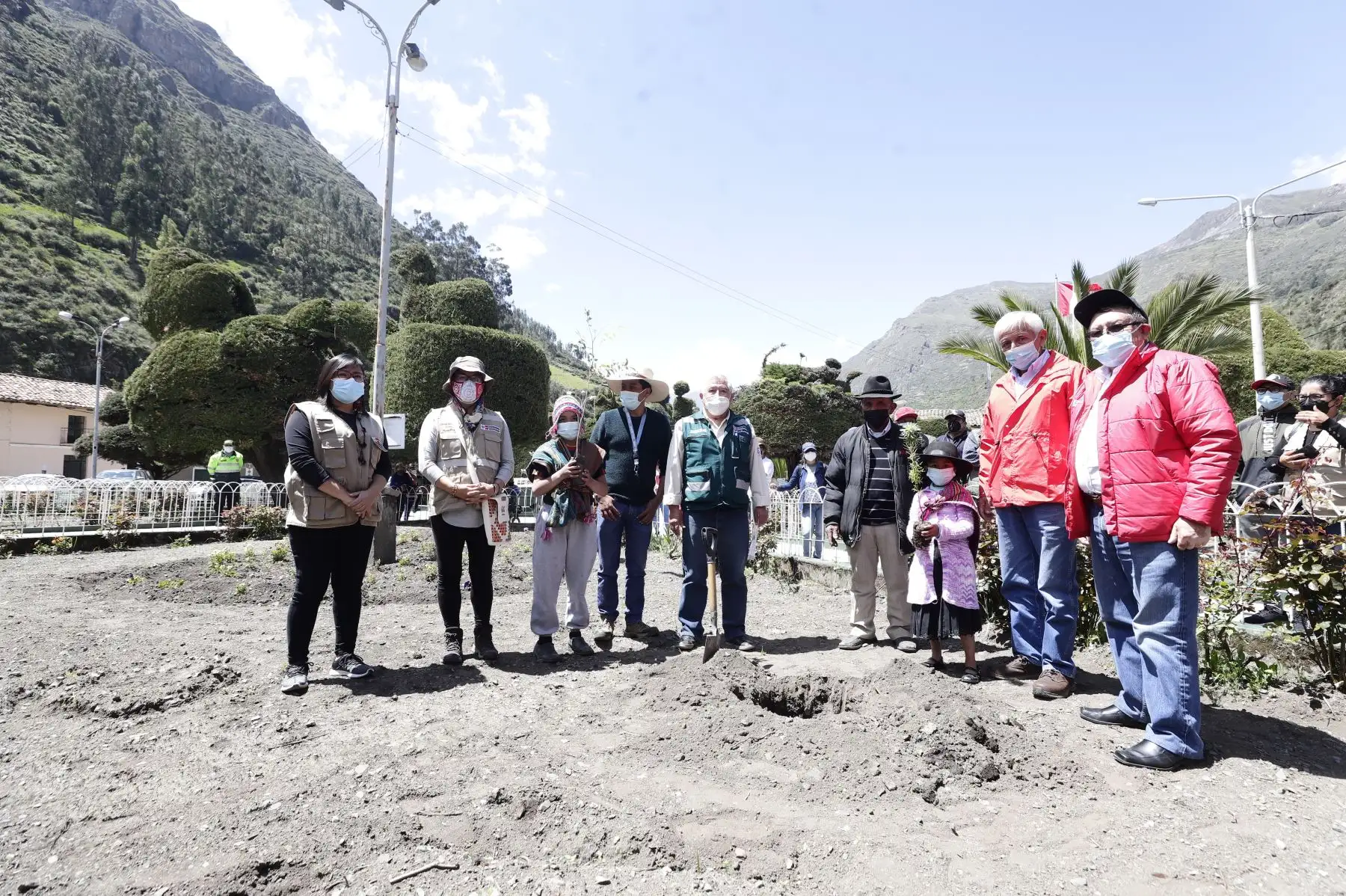 La ministra de Cultura, Gisela Ortiz, participó de la faena de plantación de quenuales para la siembra de agua en el territorio de la Comunidad Campesina de Aquia, ubicada en la provincia de Bolognesi, región Áncash. Foto: Mincul