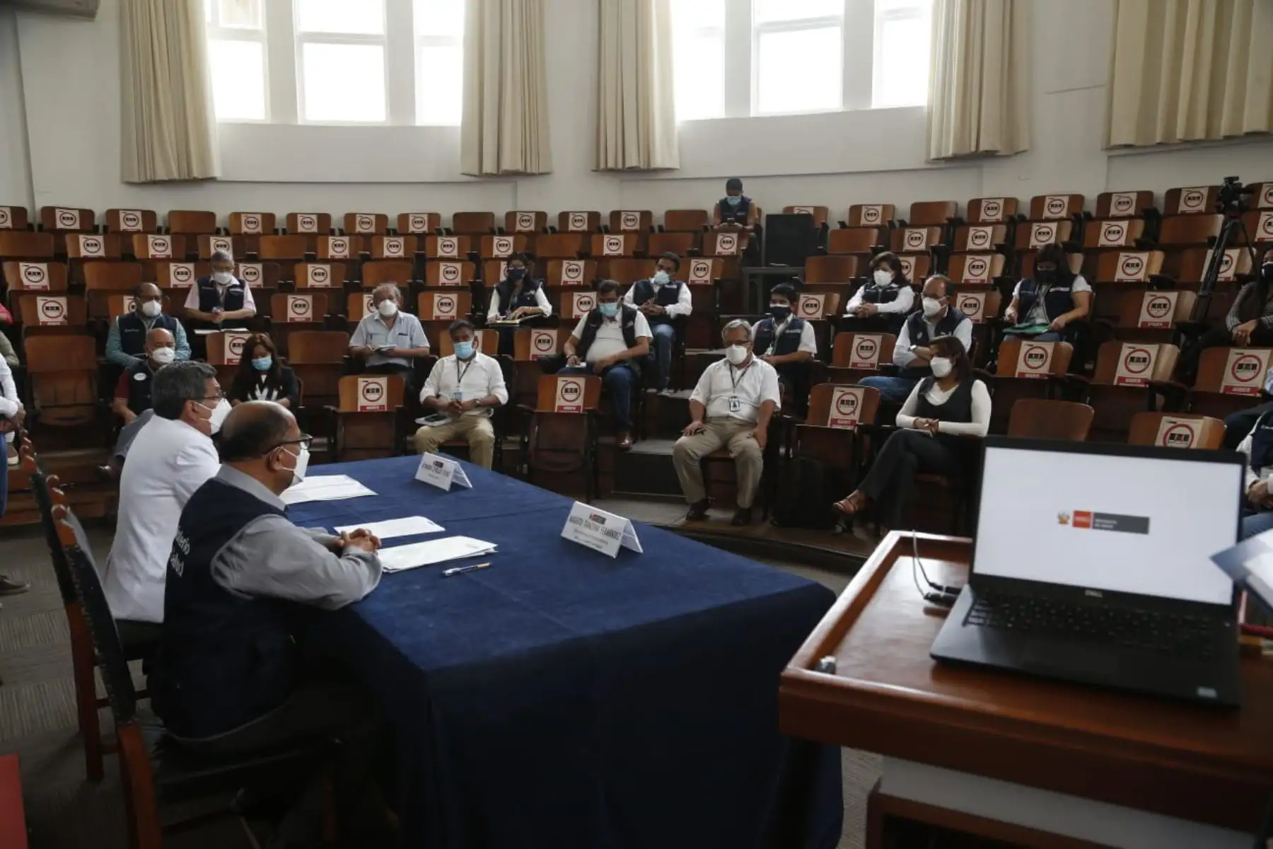 El Ministro de Salud, Hernando Cevallos, se reúne con los alcaldes de Lima Metropolitana para coordinar acciones frente a la tercera ola de la covid-19. “La interrelación del MINSA con los alcaldes es fundamental para enfrentar esta pandemia”, aseguró. Foto: Minsa