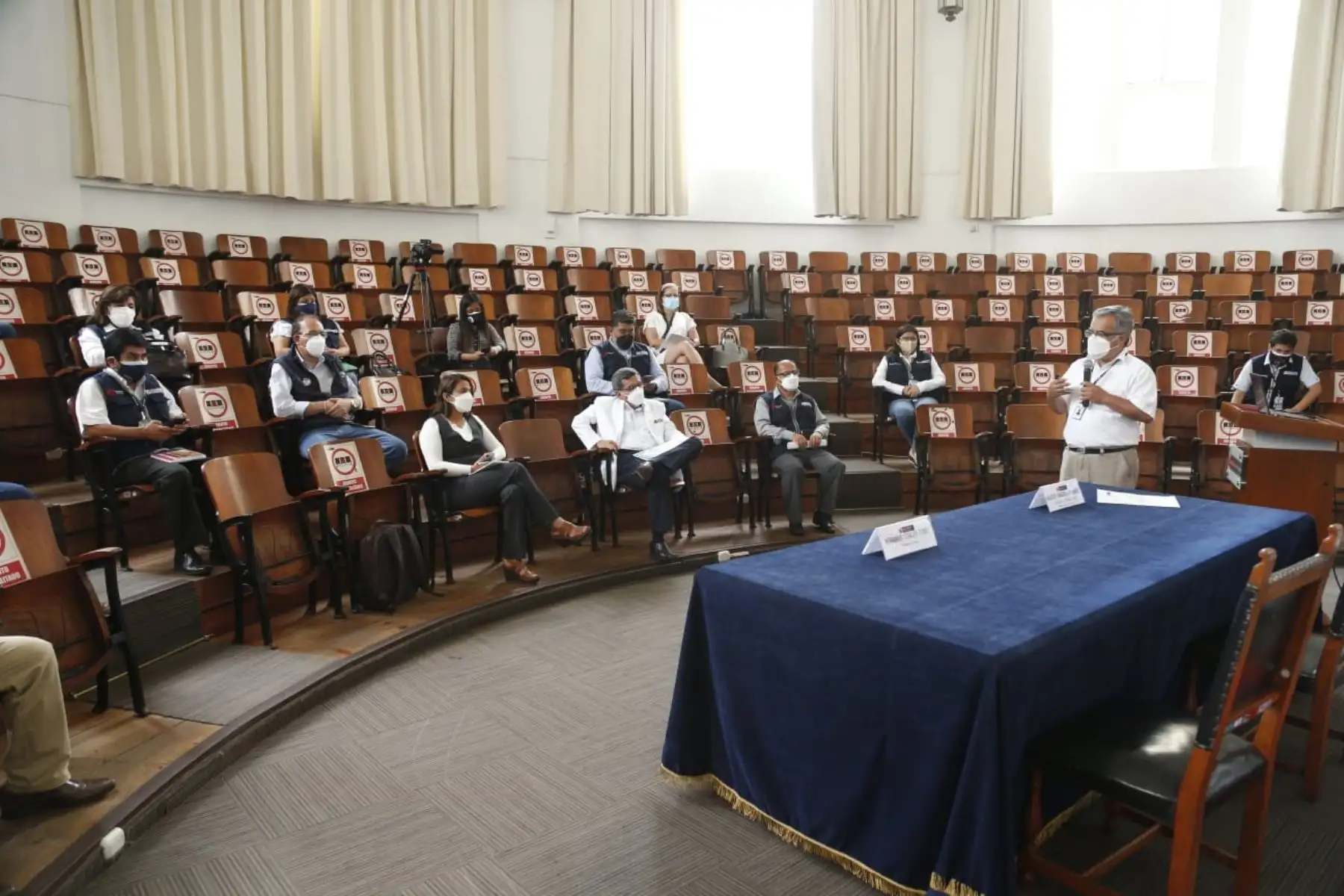El Ministro de Salud, Hernando Cevallos, se reúne con los alcaldes de Lima Metropolitana para coordinar acciones frente a la tercera ola de la covid-19. “La interrelación del MINSA con los alcaldes es fundamental para enfrentar esta pandemia”, aseguró. Foto: Minsa