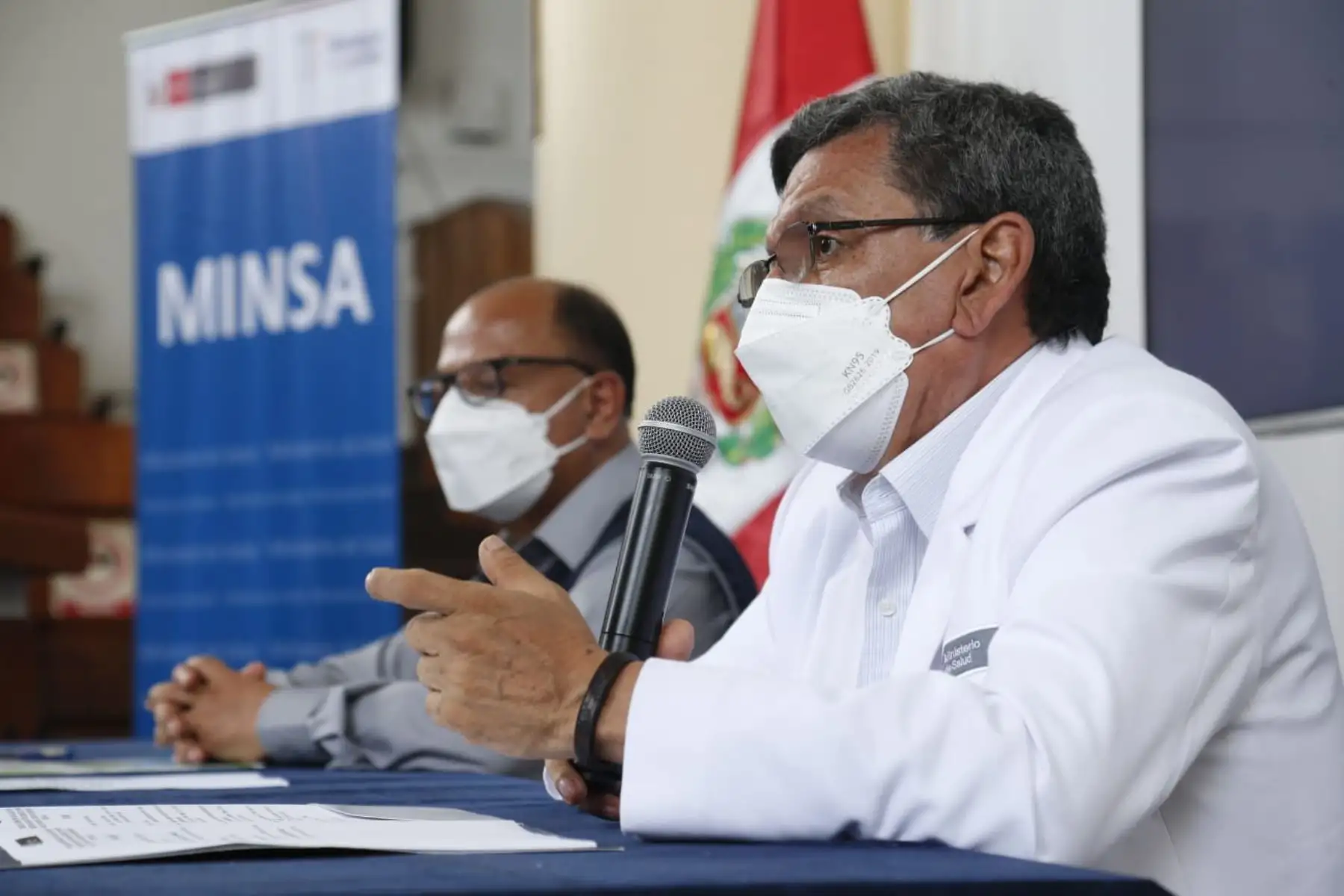 El Ministro de Salud, Hernando Cevallos, se reúne con los alcaldes de Lima Metropolitana para coordinar acciones frente a la tercera ola de la covid-19. “La interrelación del MINSA con los alcaldes es fundamental para enfrentar esta pandemia”, aseguró. Foto: Minsa