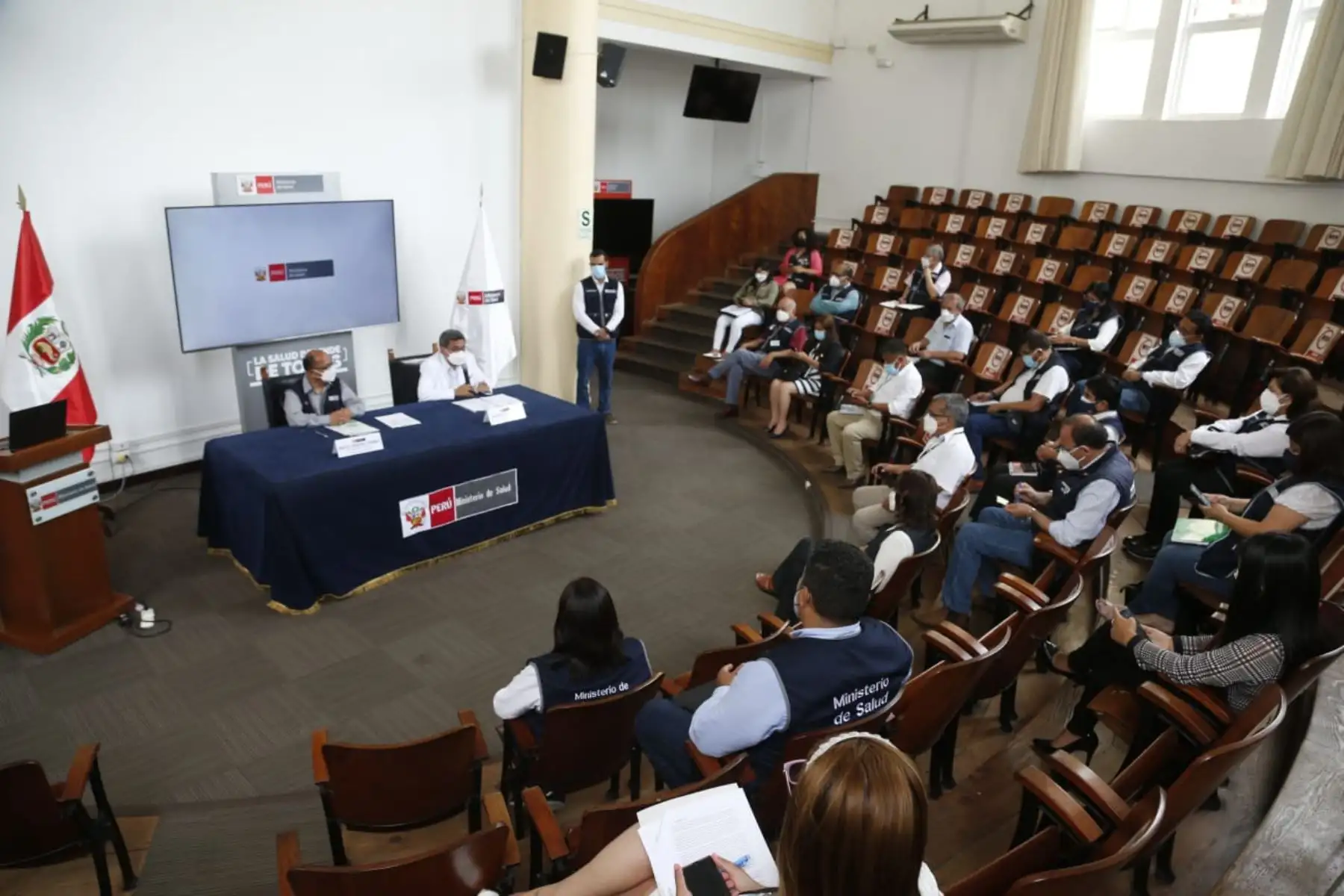 El Ministro de Salud, Hernando Cevallos, se reúne con los alcaldes de Lima Metropolitana para coordinar acciones frente a la tercera ola de la covid-19. “La interrelación del MINSA con los alcaldes es fundamental para enfrentar esta pandemia”, aseguró. Foto: Minsa