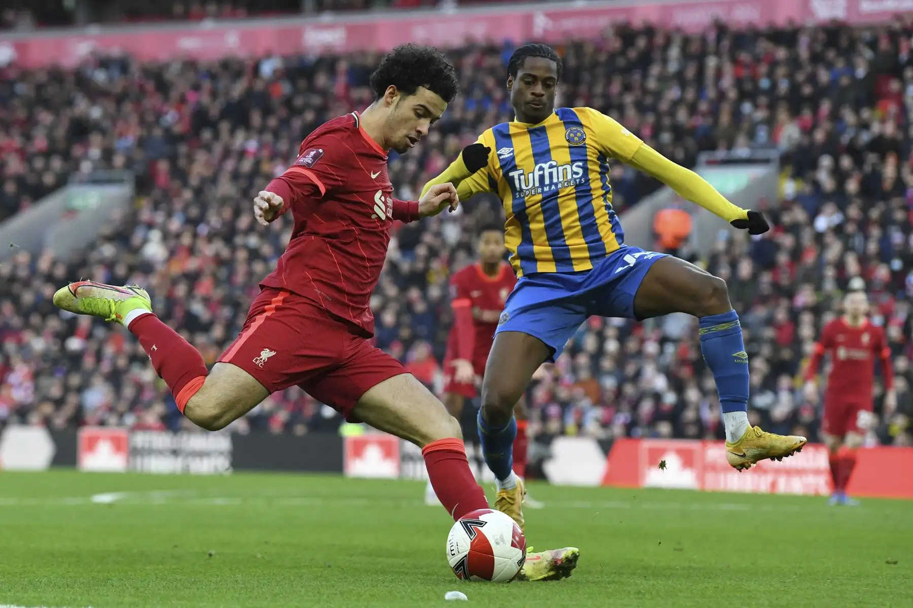 El centrocampista inglés del Liverpool, Curtis Jones, enfrenta al defensor inglés de Shrewsbury Town, Nathanael Ogbeta, durante el partido de la tercera ronda de la FA Cup, en el estadio de Anfield. Foto: AFP