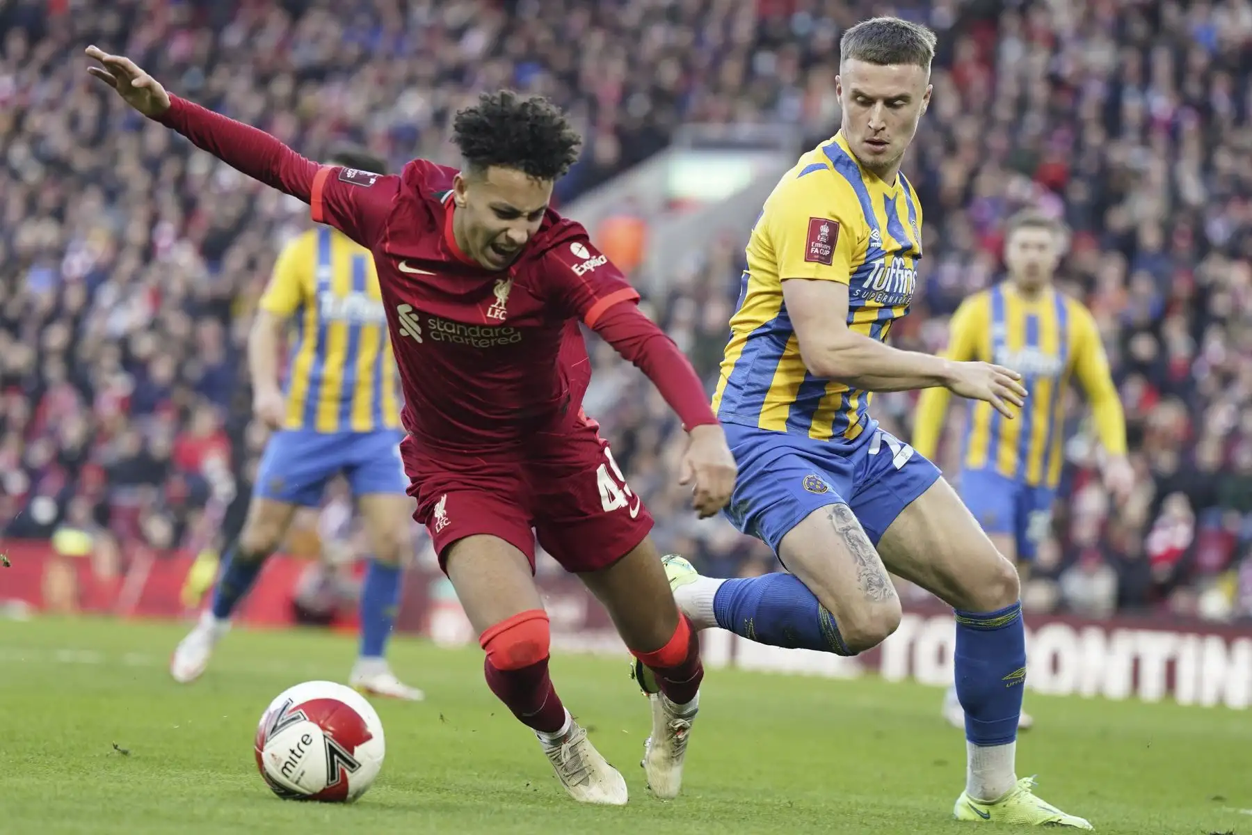 Kaide Gordon del Liverpool en acción contra George Nurse de Shrewsbury durante la tercera ronda de la Copa FA. Foto: EFE