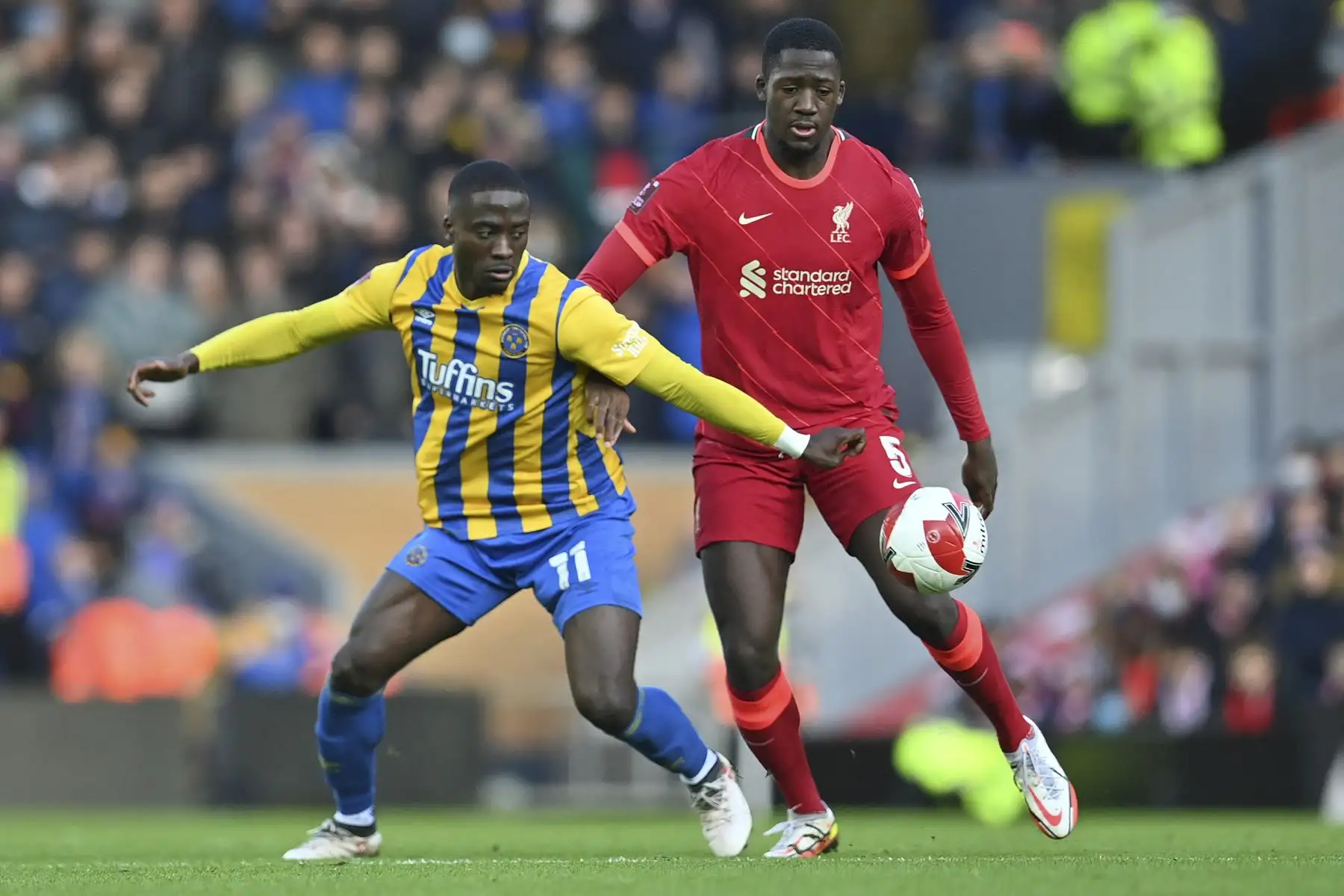 El delantero nigeriano de Shrewsbury Town, Daniel Udoh, y el defensor francés del Liverpool, Ibrahima Konate, compiten por el balón durante el partido de la tercera ronda de la Copa FA. Foto: AFP