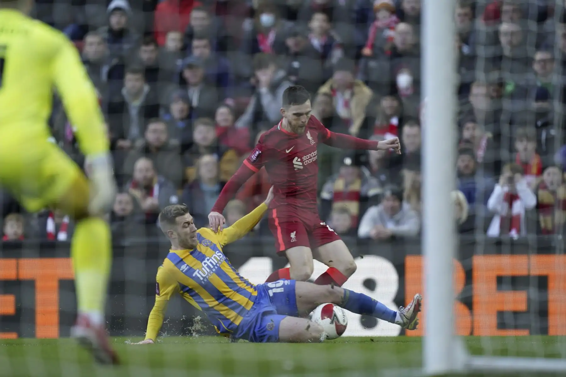 Konstantinos Tsimikas del Liverpoool en acción contra Josh Vela del Shrewsbury Town durante la tercera ronda de la FA Cup, en el estadio de Anfield. Foto: AFP