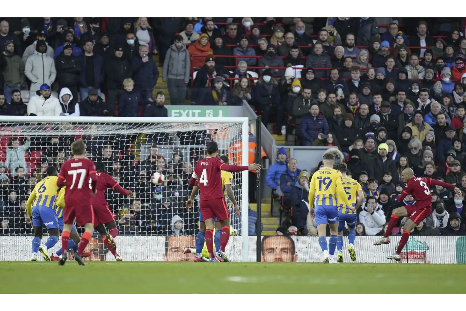 Fabinho de Liverpool anota la ventaja de 4-1 durante la tercera ronda de la Copa FA. Foto: EFE