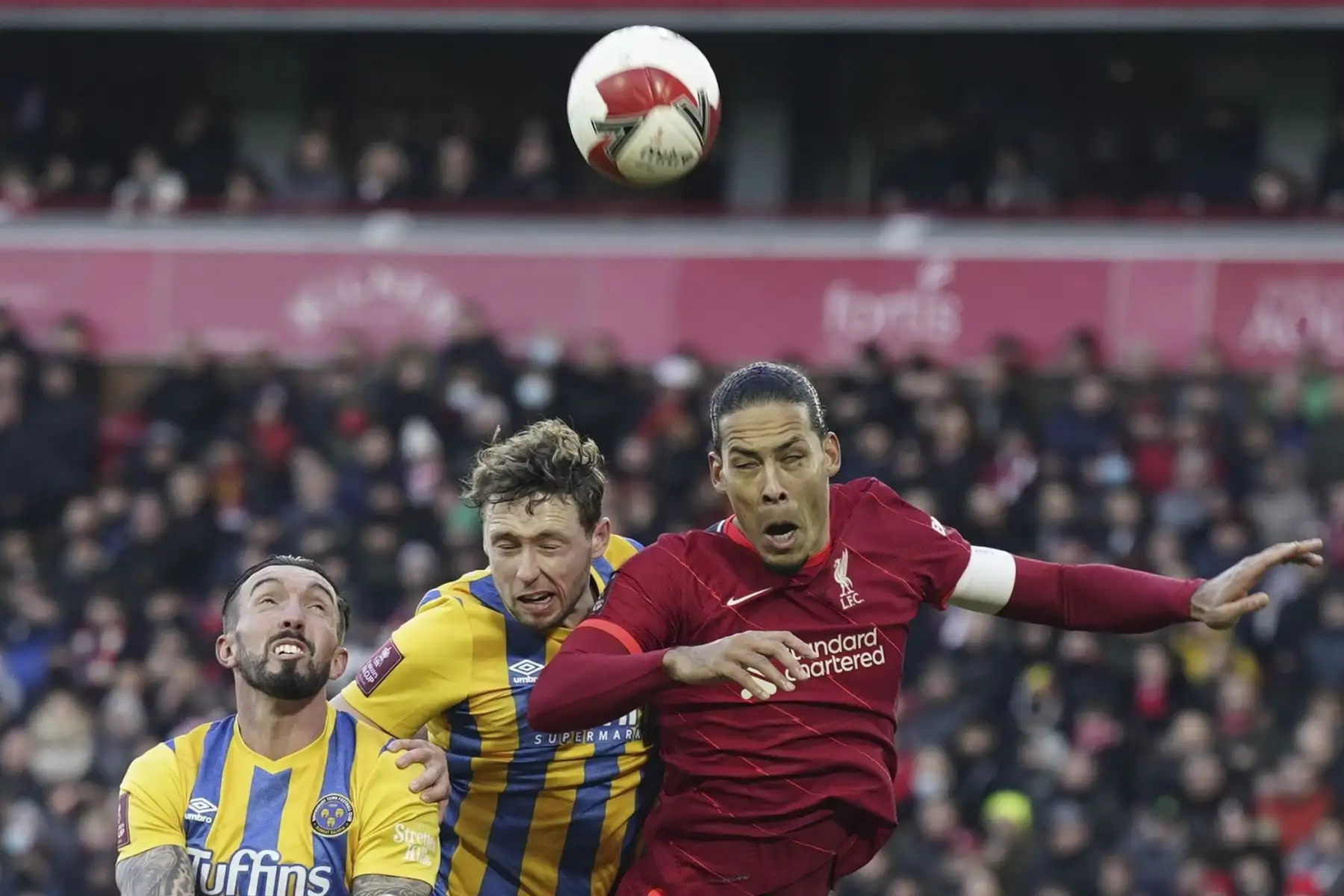 Virgil van Dijk del Liverpool en acción contra Ryan Bowman y Matthew Pennington de Shrewsbury durante la tercera ronda de la Copa FA. Foto: EFE