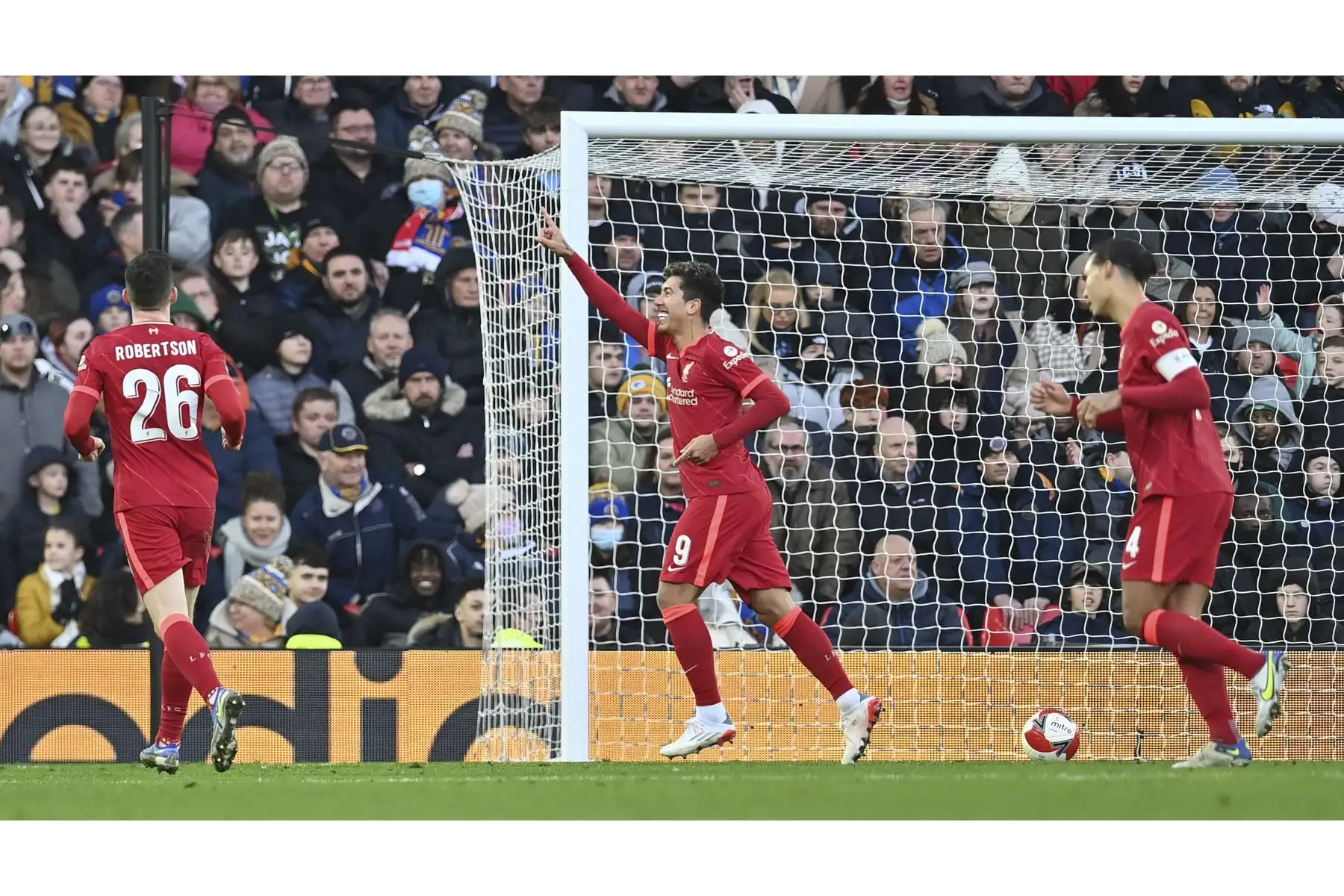 El centrocampista brasileño del Liverpool, Roberto Firmino, celebra anotar el tercer gol de su equipo. Foto: AFP