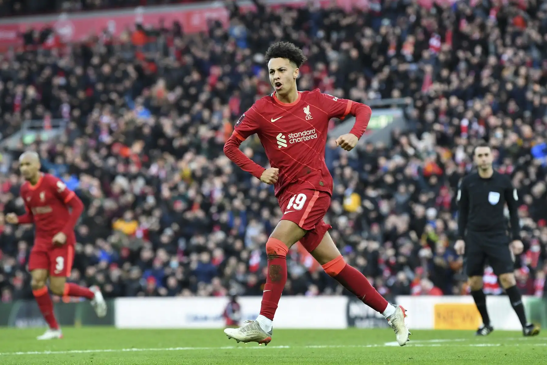El delantero inglés del Liverpool, Kaide Gordon, celebra tras anotar un gol ante Shrewsbury Town, en el estadio de Anfield. Foto: AFP